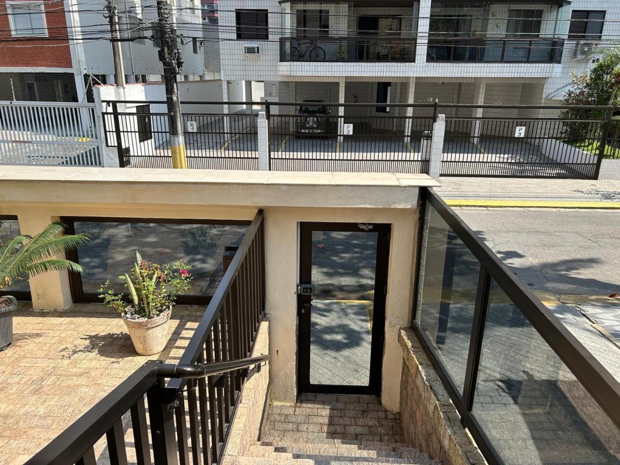 Apto confortável, Praia das Astúrias 5 min a pé, garagem, 2 quarto ar, suíte, wi-fi