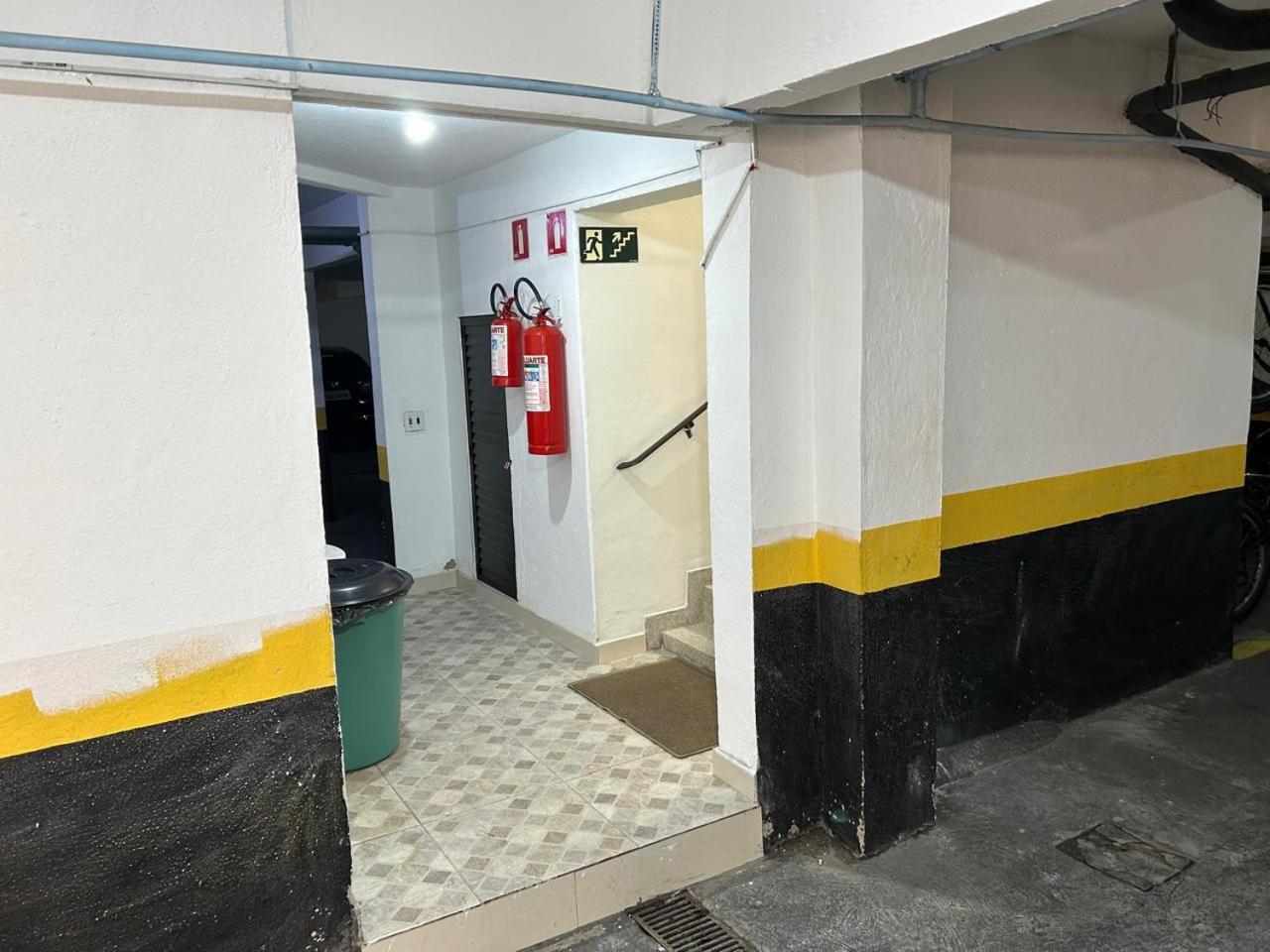 Apto confortável, Praia das Astúrias 5 min a pé, garagem, 2 quarto ar, suíte, wi-fi