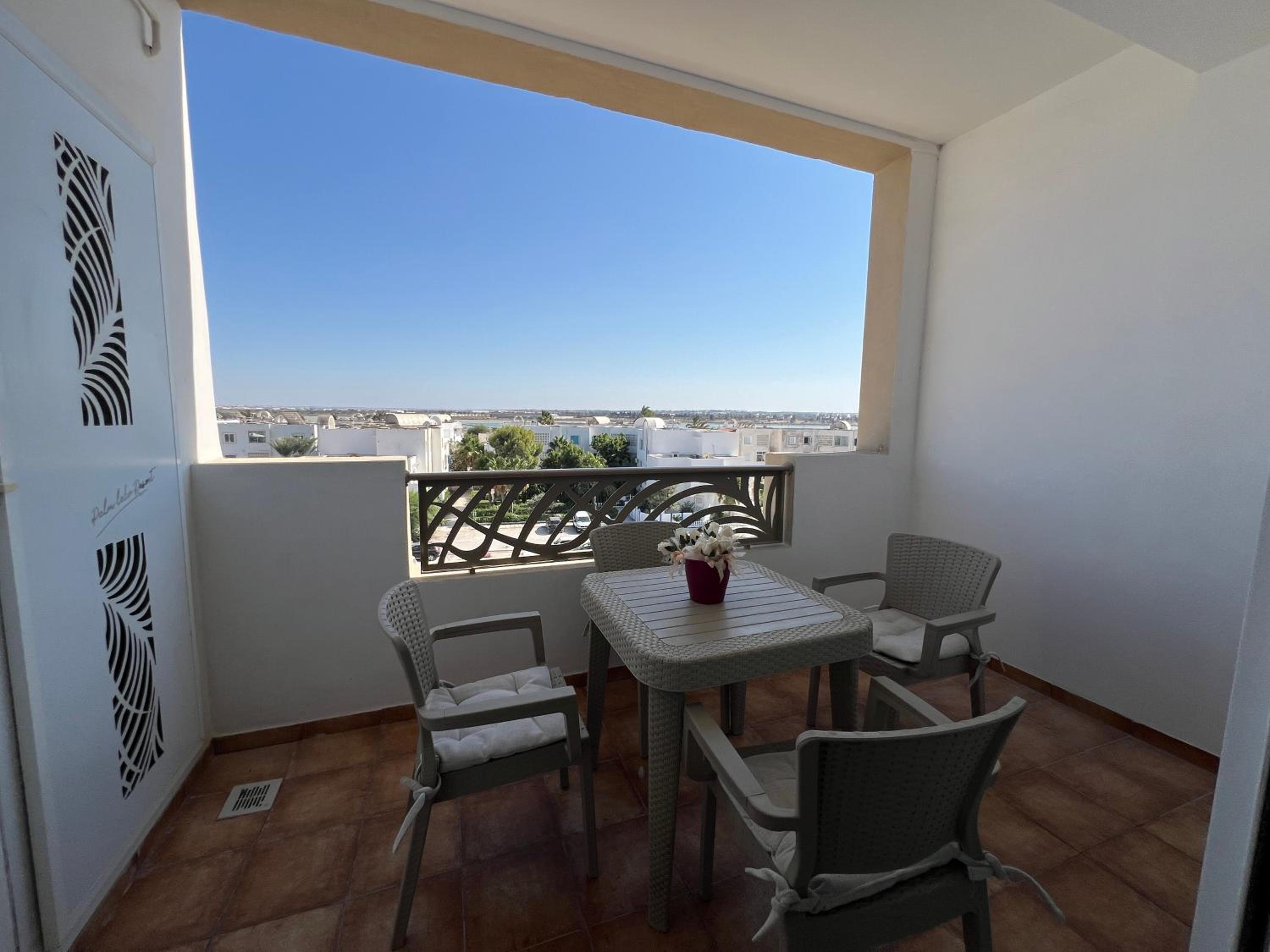 Outstanding Flat with pool and near the beach