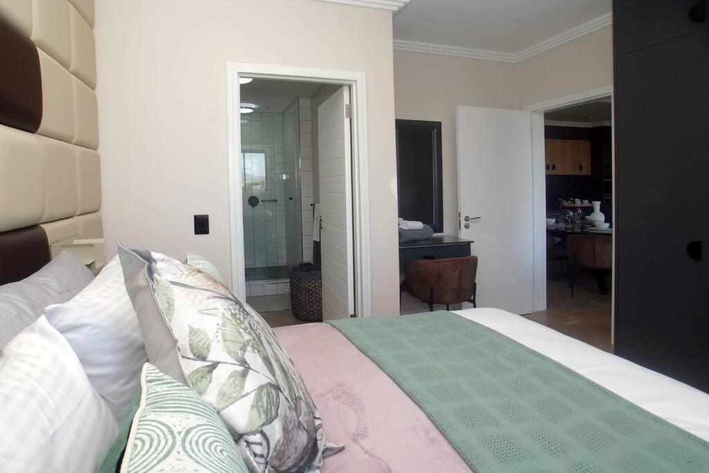 ZALS -Luxury -Two bed -Nine Palms view 2
