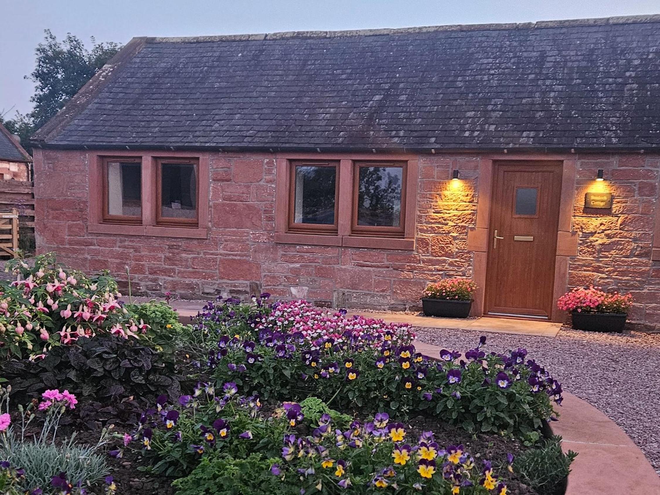 Hotel Stanloch Cottage, Bankend - Rural, garden, private parking, EV - Image 1