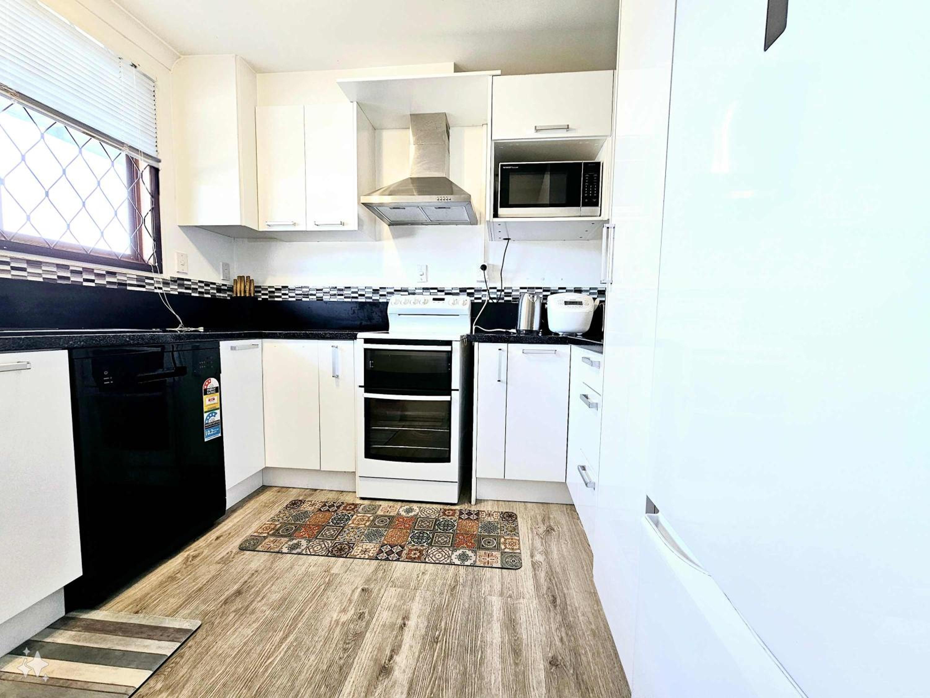 Lovely 2-Bedroom Rental with Parking Zodiak Stays view 4