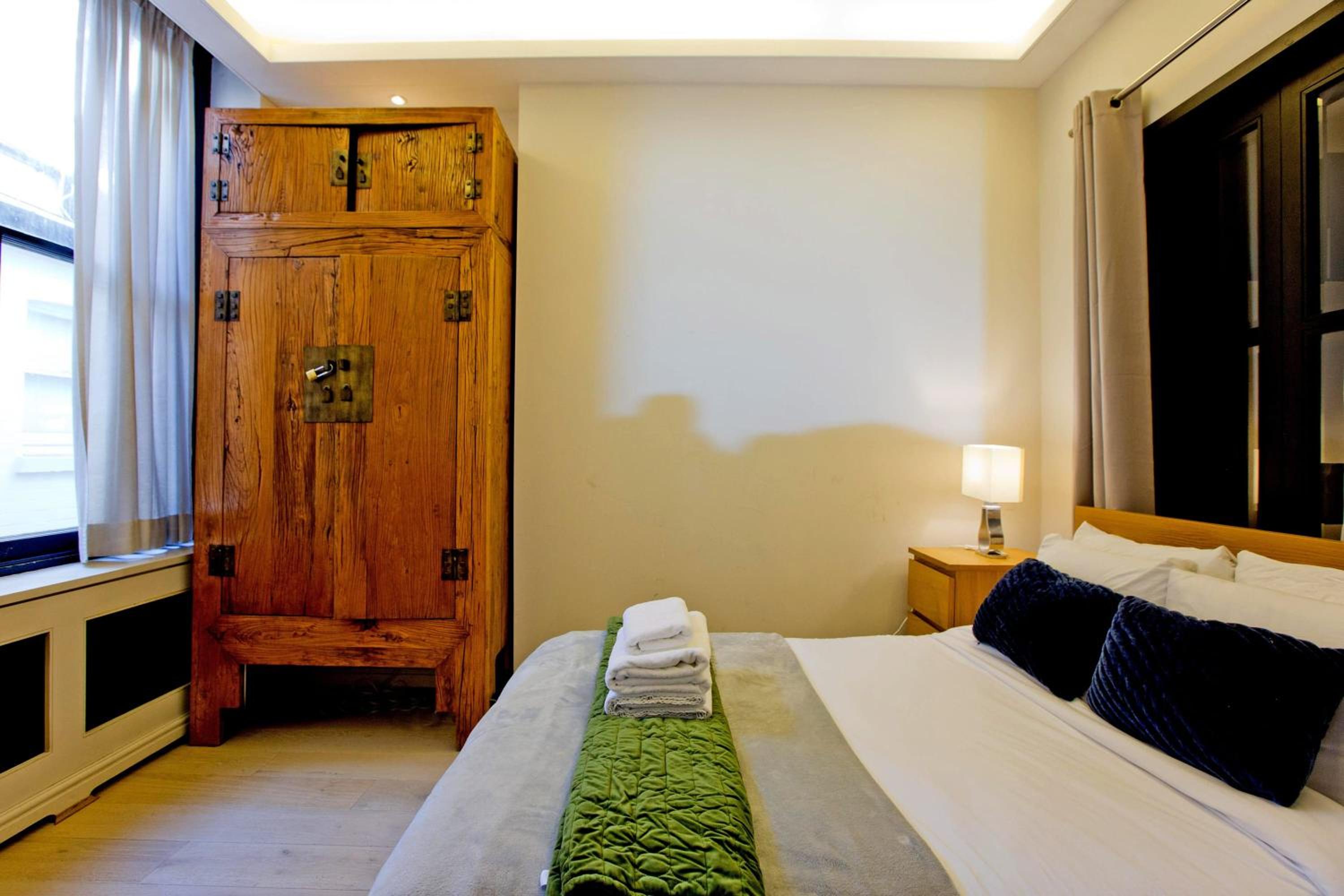 Harrods Hideaway 3 Bedroom Flat