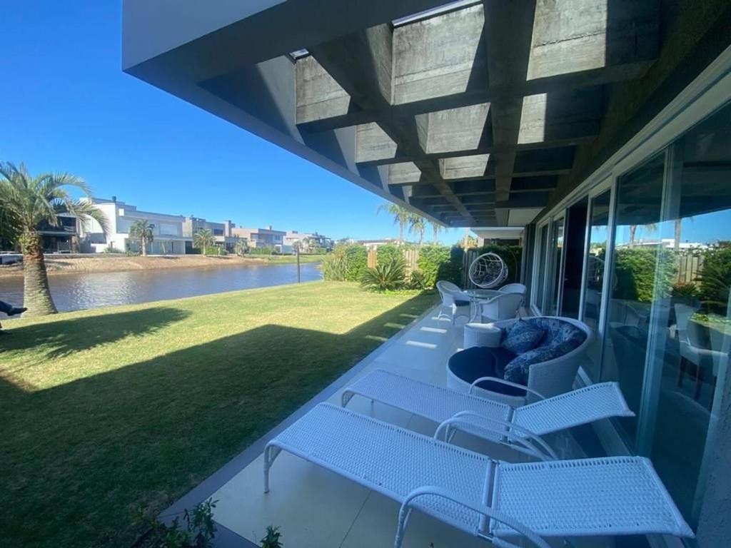 Casa Luxuosa no Condomínio Villaggio Atlântida