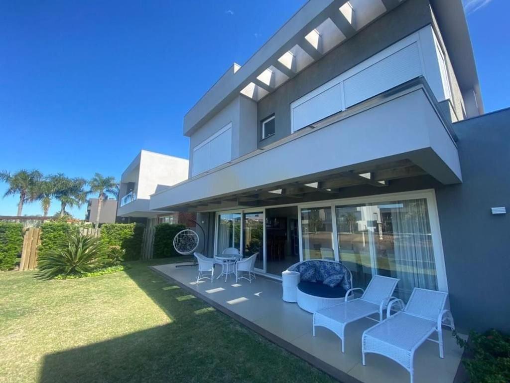 Casa Luxuosa no Condomínio Villaggio Atlântida