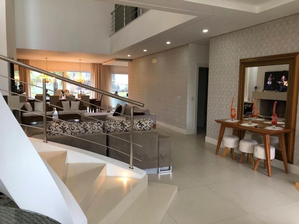 Casa Luxuosa no Condomínio Villaggio Atlântida