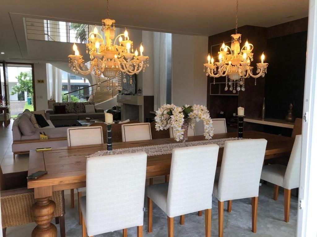 Casa Luxuosa no Condomínio Villaggio Atlântida