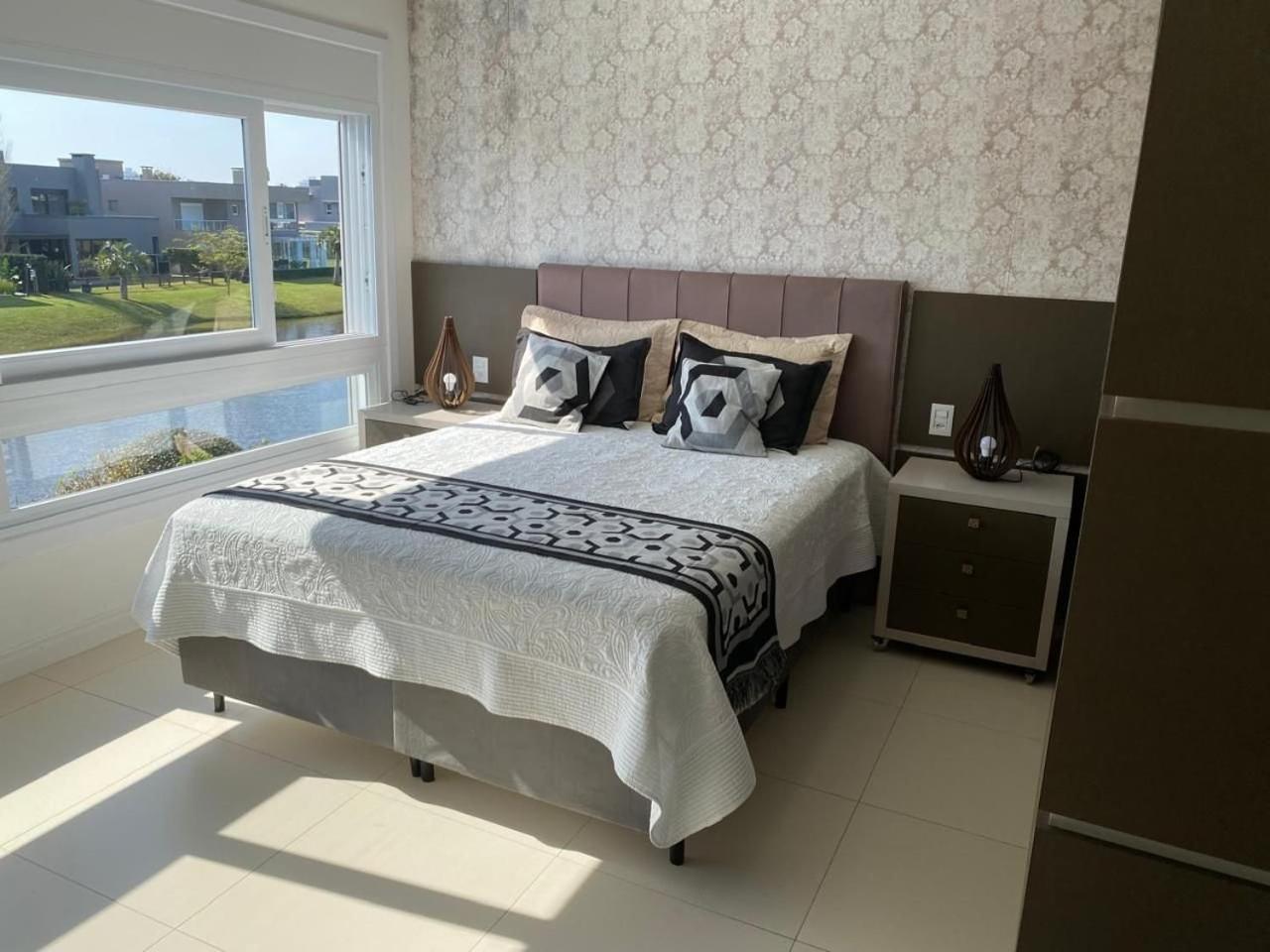 Casa Luxuosa no Condomínio Villaggio Atlântida