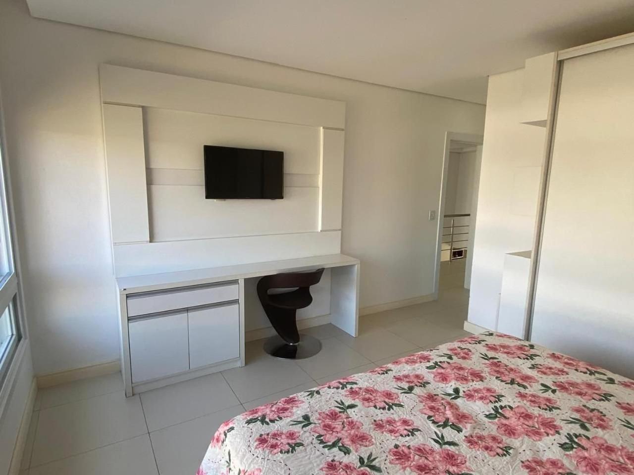 Casa Luxuosa no Condomínio Villaggio Atlântida