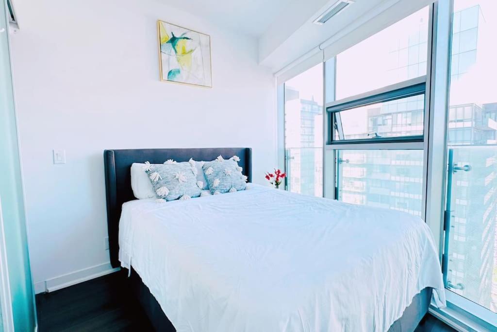 Superior Lakeview Luxury 3-Bedroom Suite on High Floor