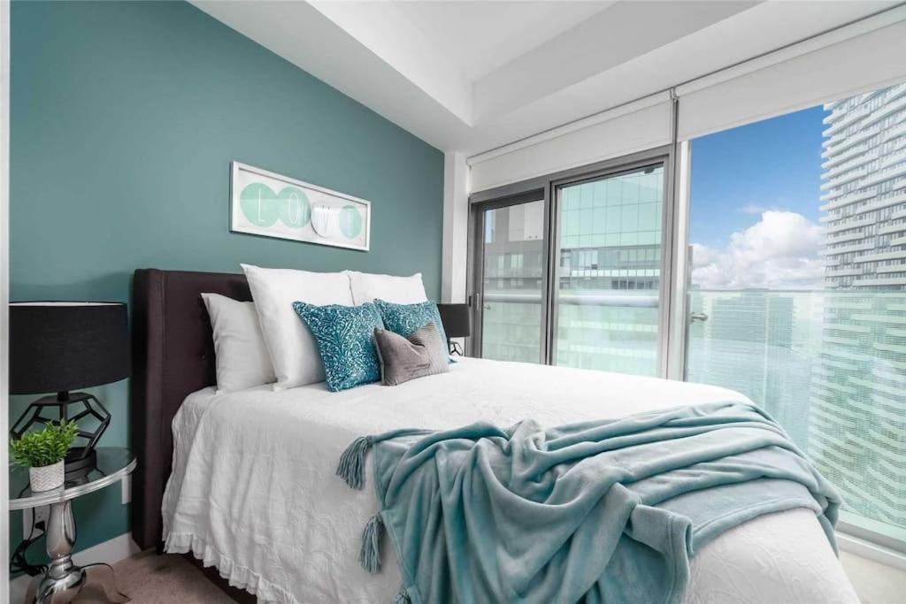 Superior Lakeview Luxury 3-Bedroom Suite on High Floor