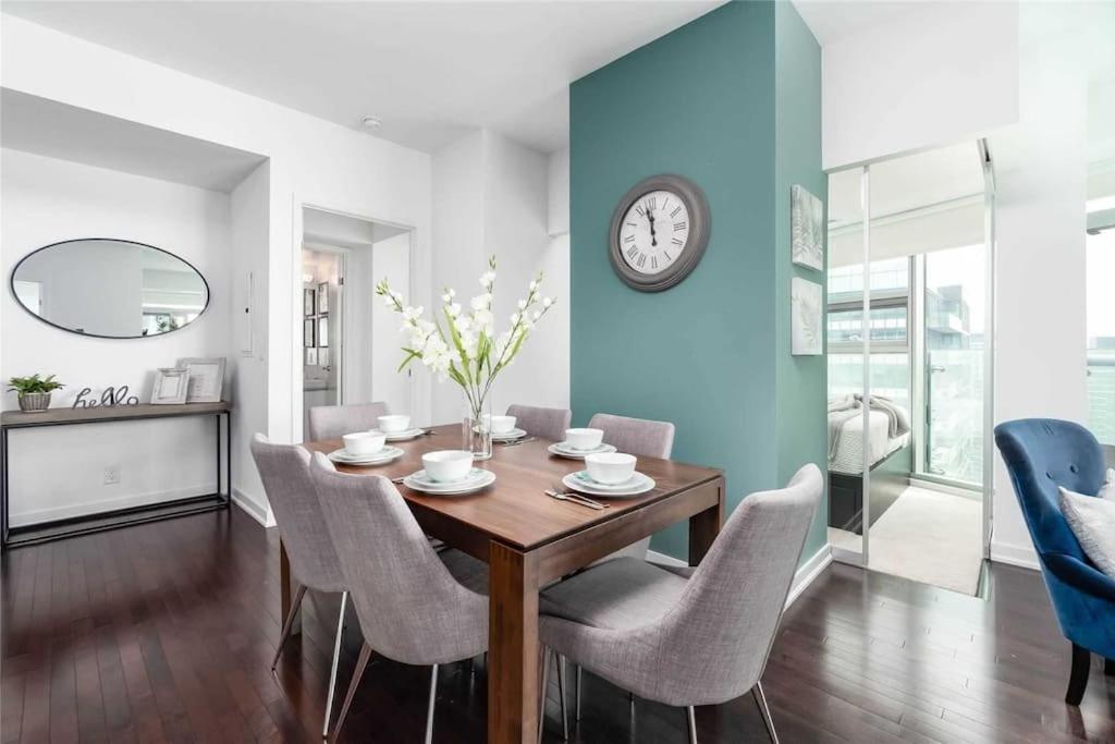 Superior Lakeview Luxury 3-Bedroom Suite on High Floor