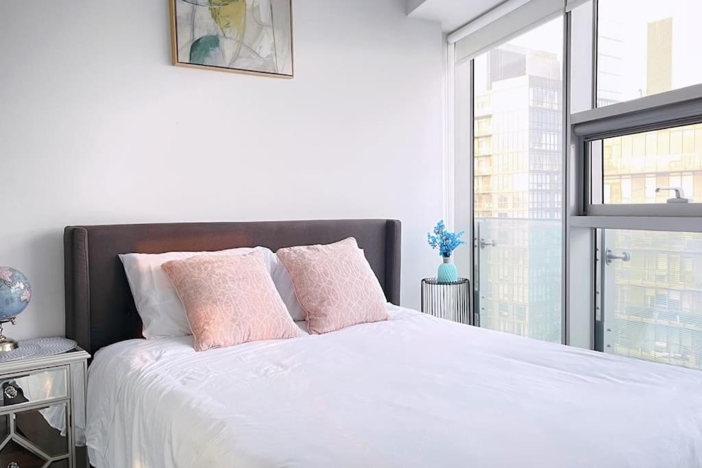 Superior Lakeview Luxury 3-Bedroom Suite on High Floor