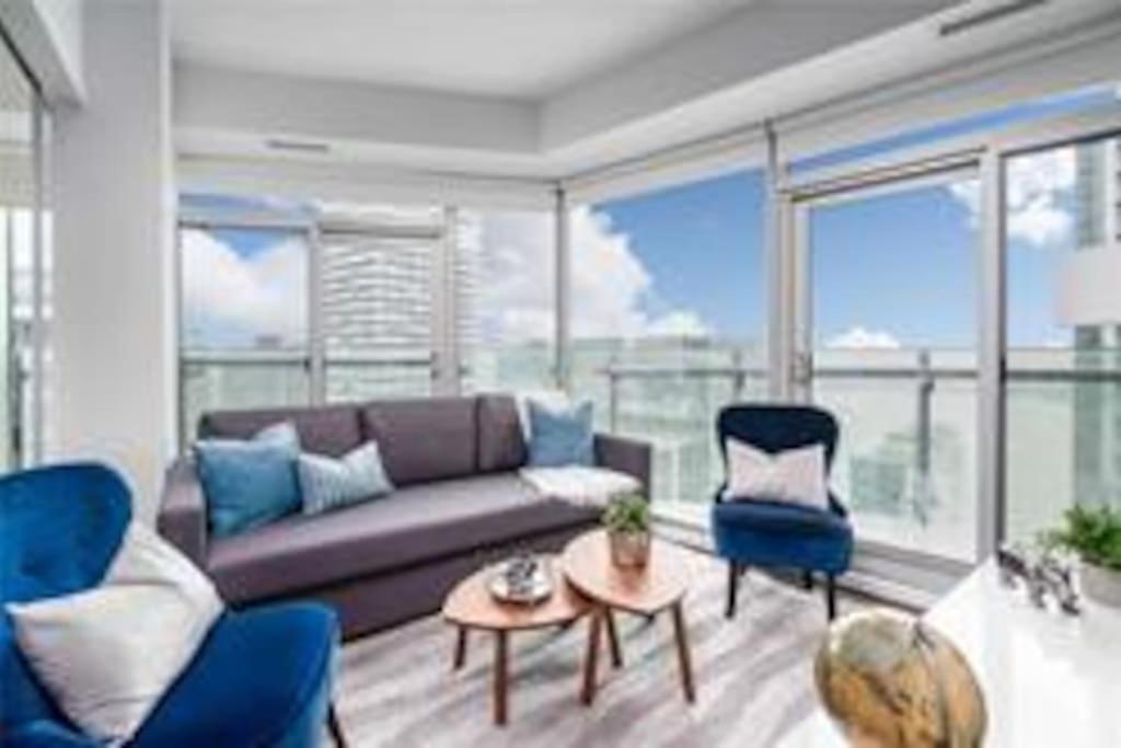 Superior Lakeview Luxury 3-Bedroom Suite on High Floor