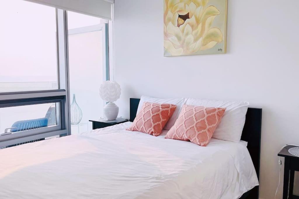 Superior Lakeview Luxury 3-Bedroom Suite on High Floor