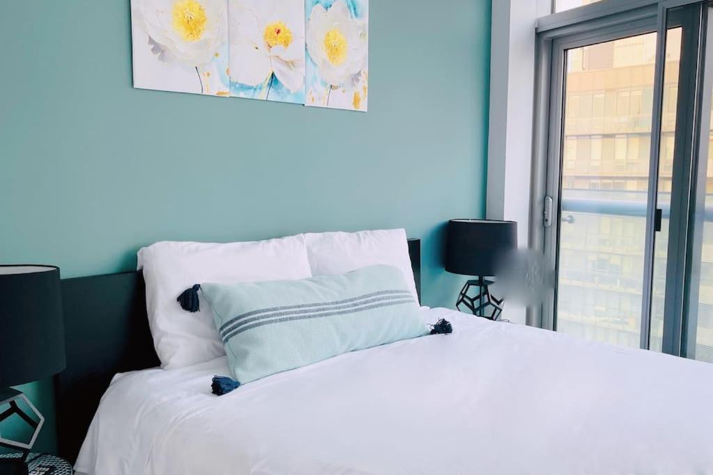 Superior Lakeview Luxury 3-Bedroom Suite on High Floor