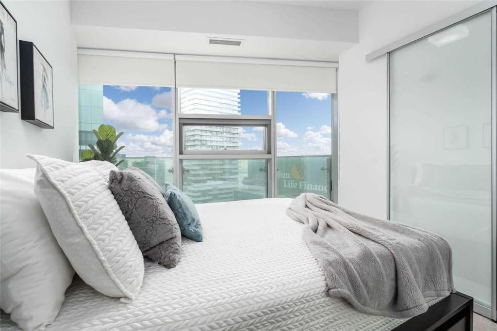 Superior Lakeview Luxury 3-Bedroom Suite on High Floor