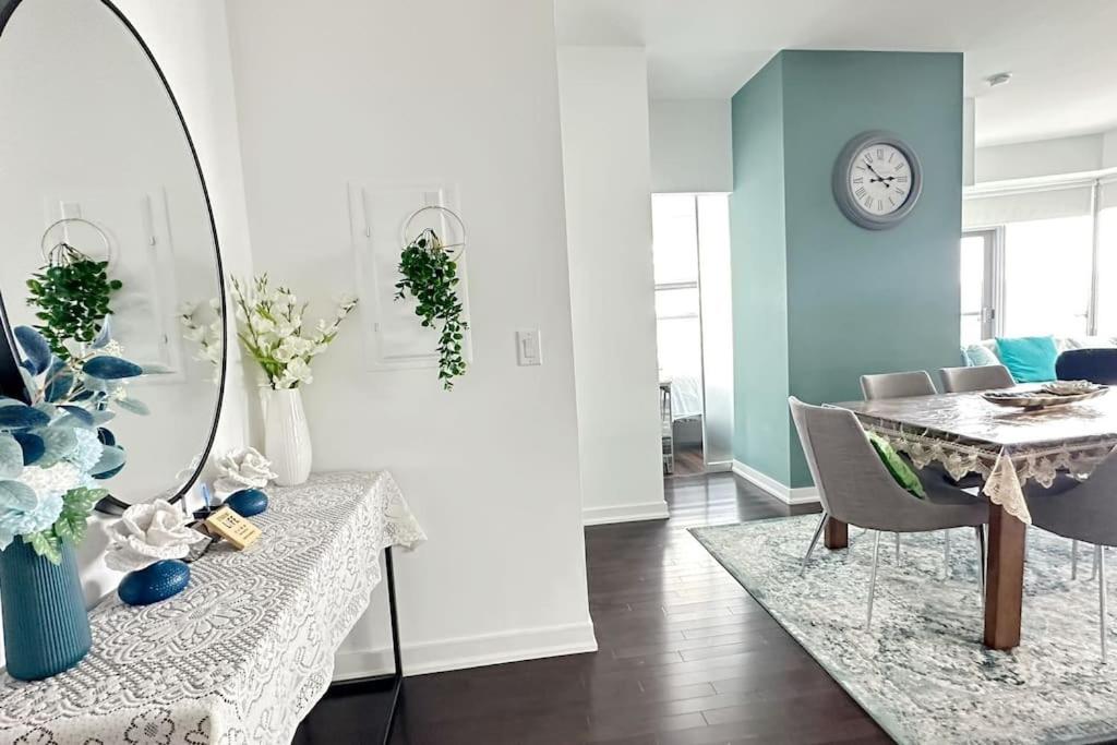 Superior Lakeview Luxury 3-Bedroom Suite on High Floor