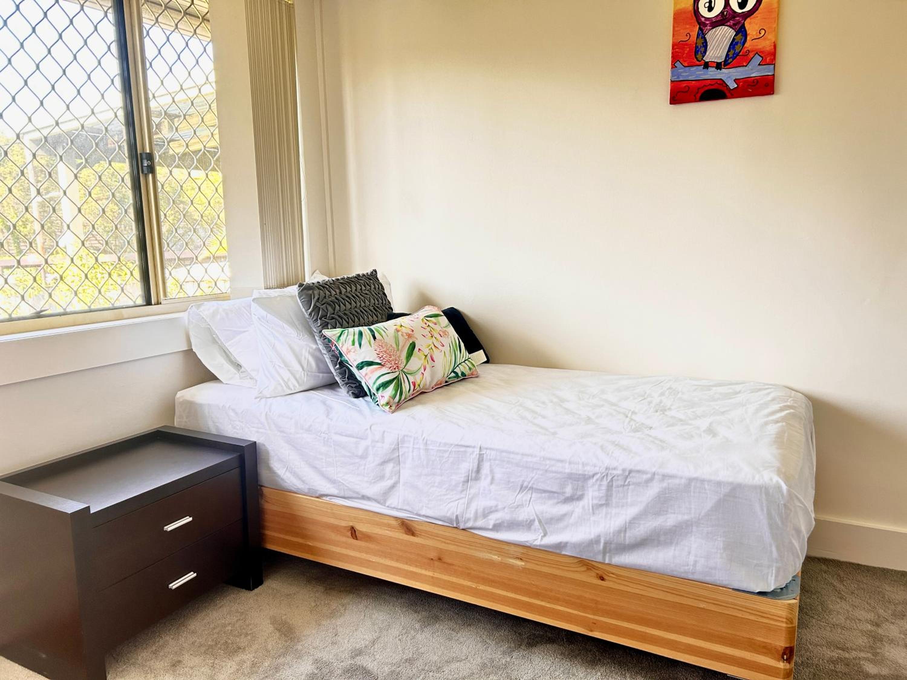 Family retreat house 3 bdrm with parking Netflix close to train