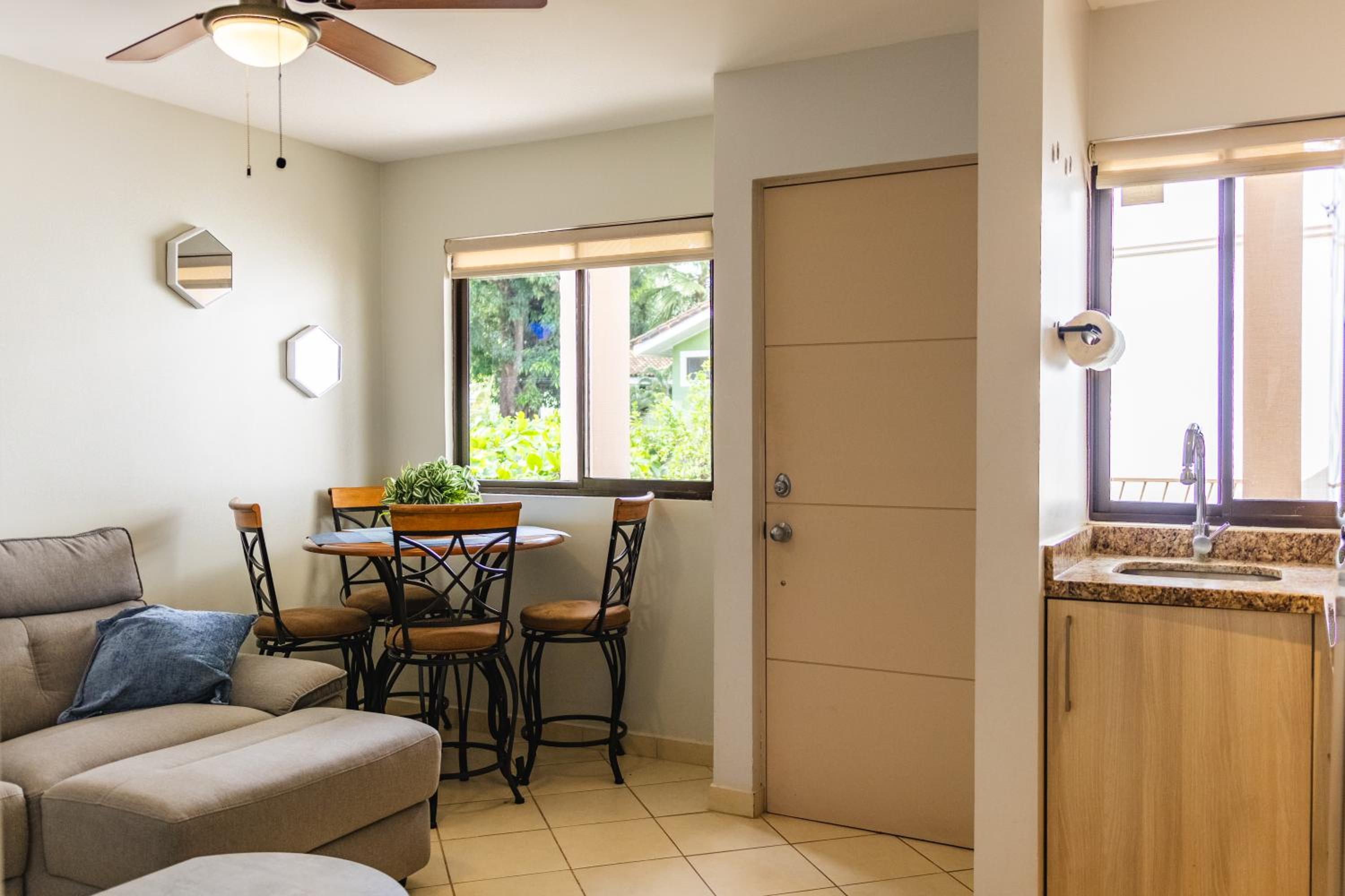 Beach Dreaming Second Floor Condo With Rooftop