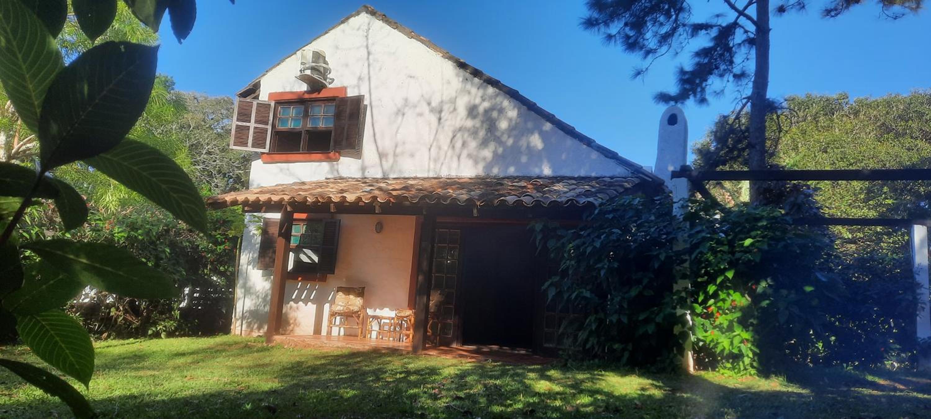 Tres duplex no meio do verde a 130 metros da praia da Lagoinha