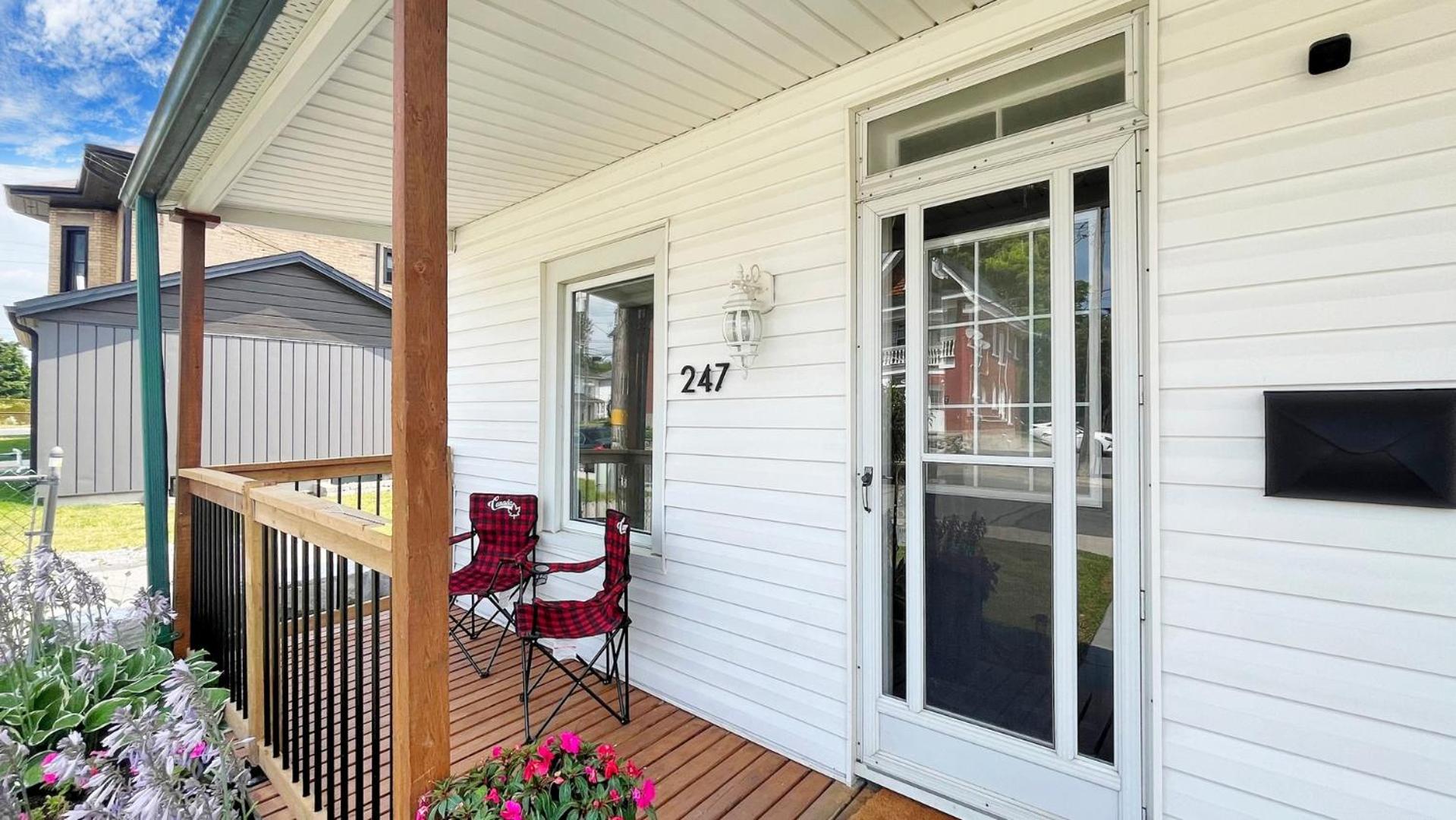 Cozy 2BR House Near Centre with BBQ, Backyard, and Netflix