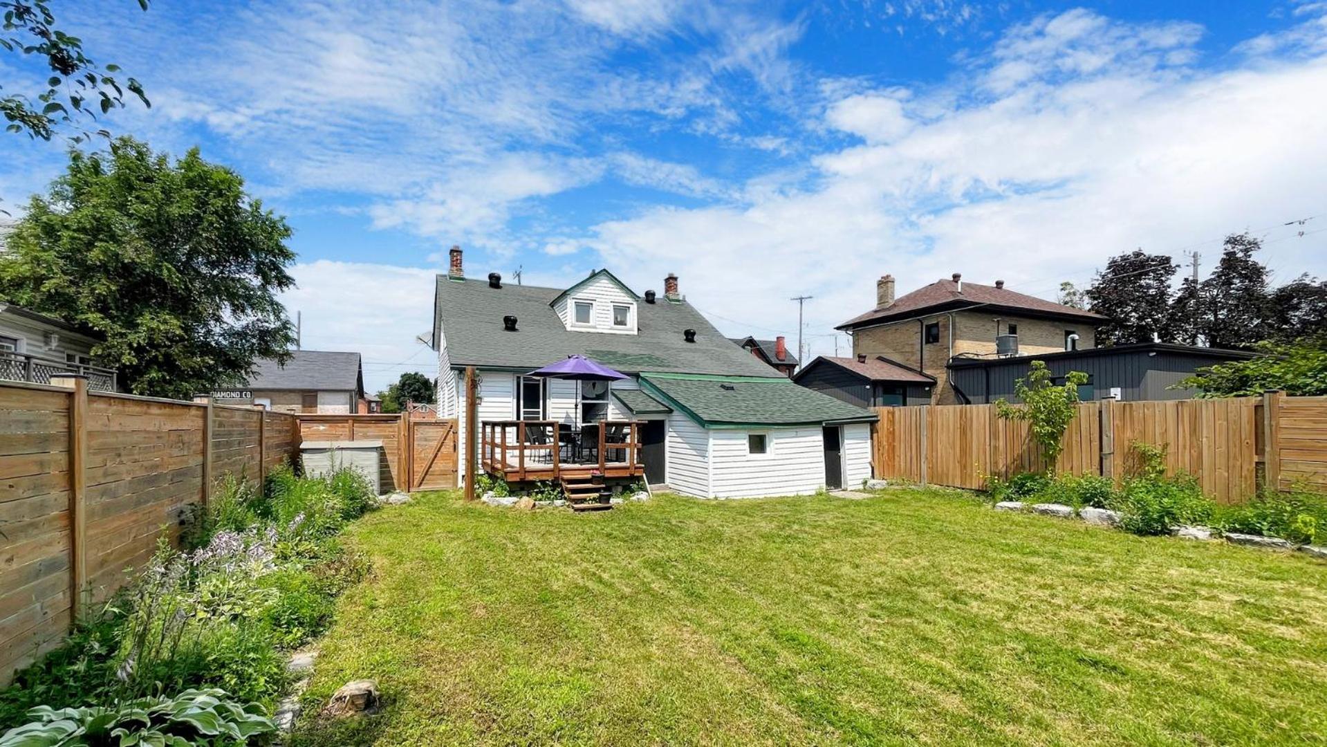 Cozy 2BR House Near Centre with BBQ, Backyard, and Netflix