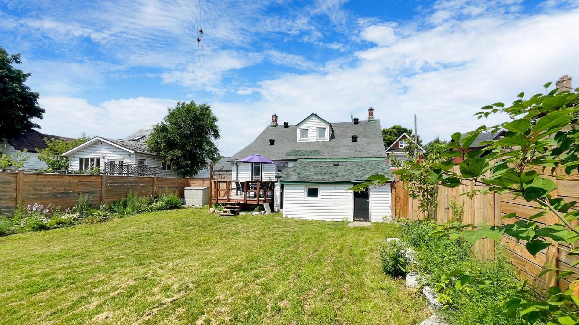 Cozy 2BR House Near Centre with BBQ, Backyard, and Netflix