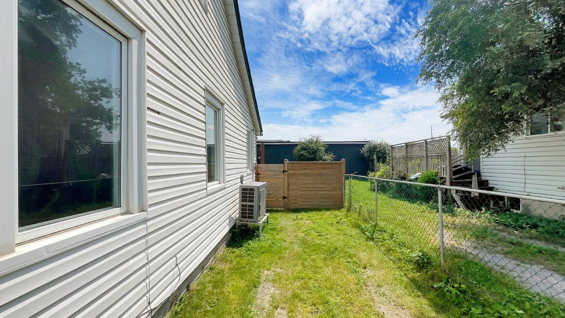 Cozy 2BR House Near Centre with BBQ, Backyard, and Netflix