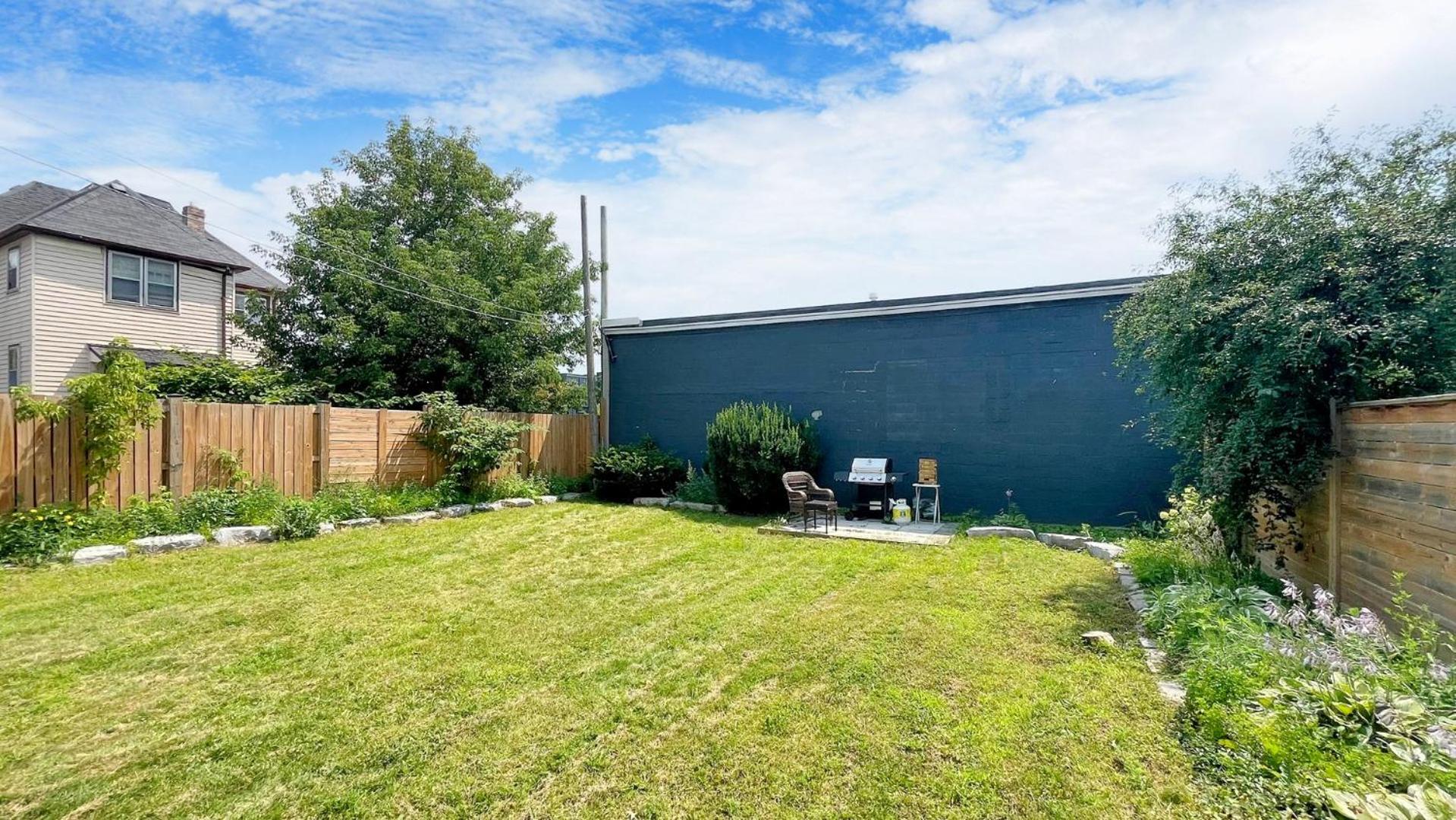 Cozy 2BR House Near Centre with BBQ, Backyard, and Netflix