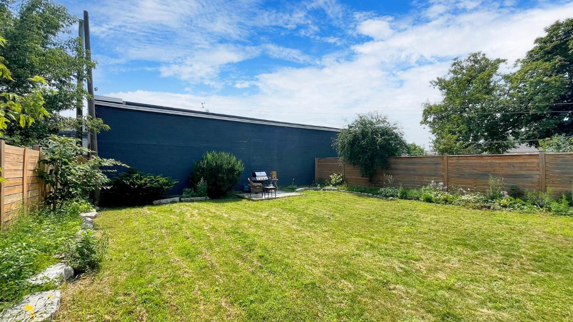 Cozy 2BR House Near Centre with BBQ, Backyard, and Netflix