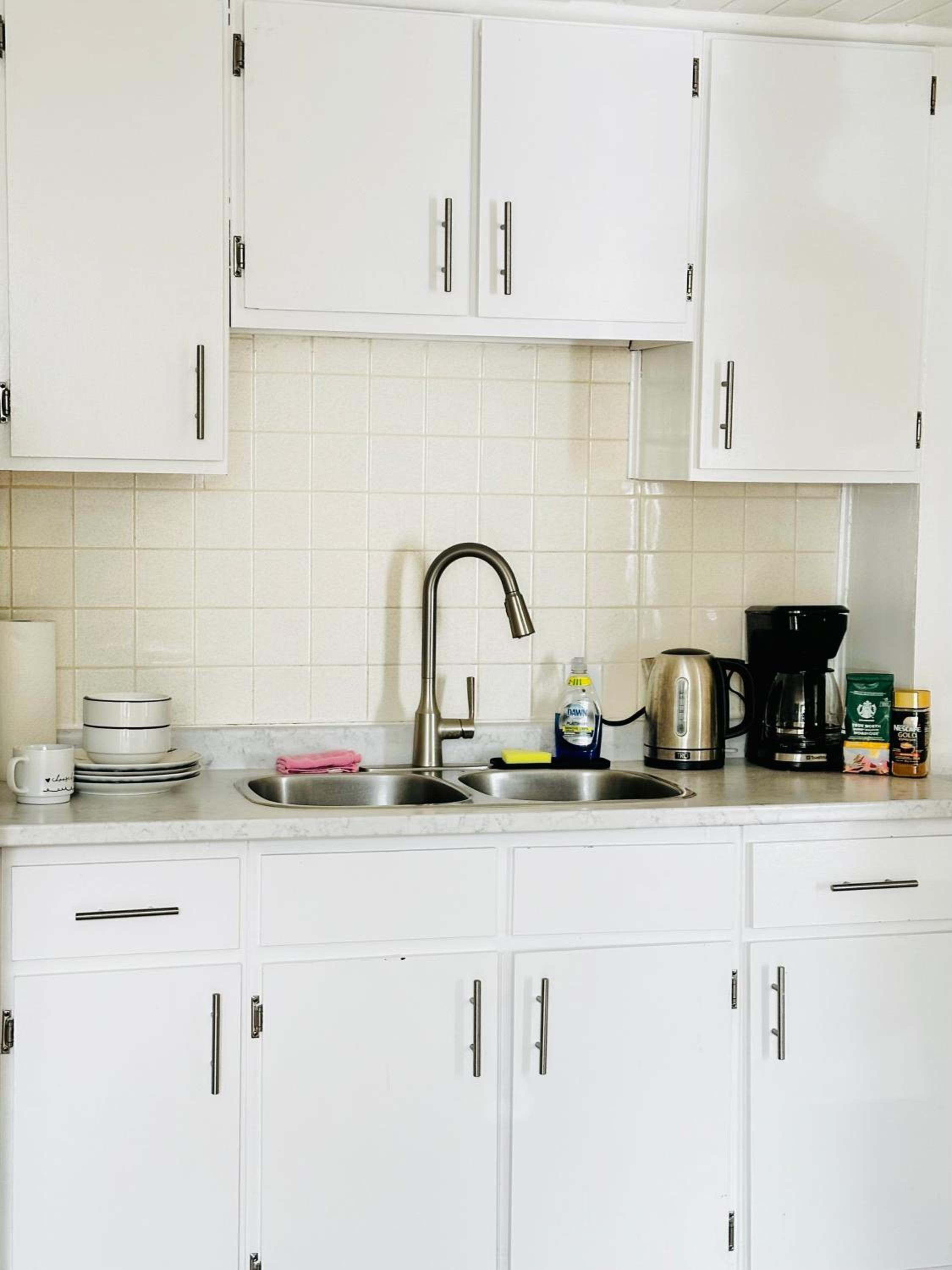 Cozy 2BR House Near Centre with BBQ, Backyard, and Netflix