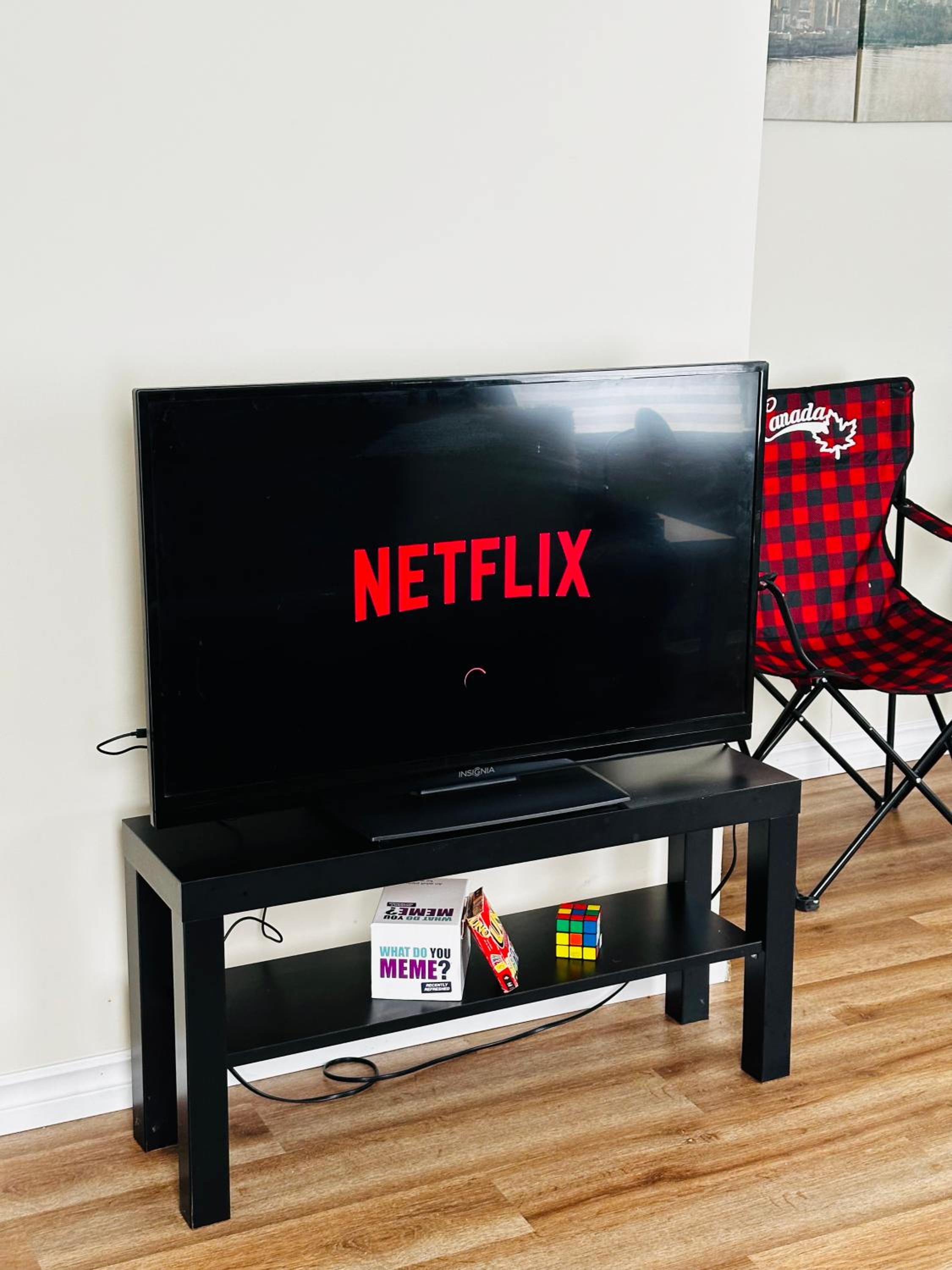 Cozy 2BR House Near Centre with BBQ, Backyard, and Netflix