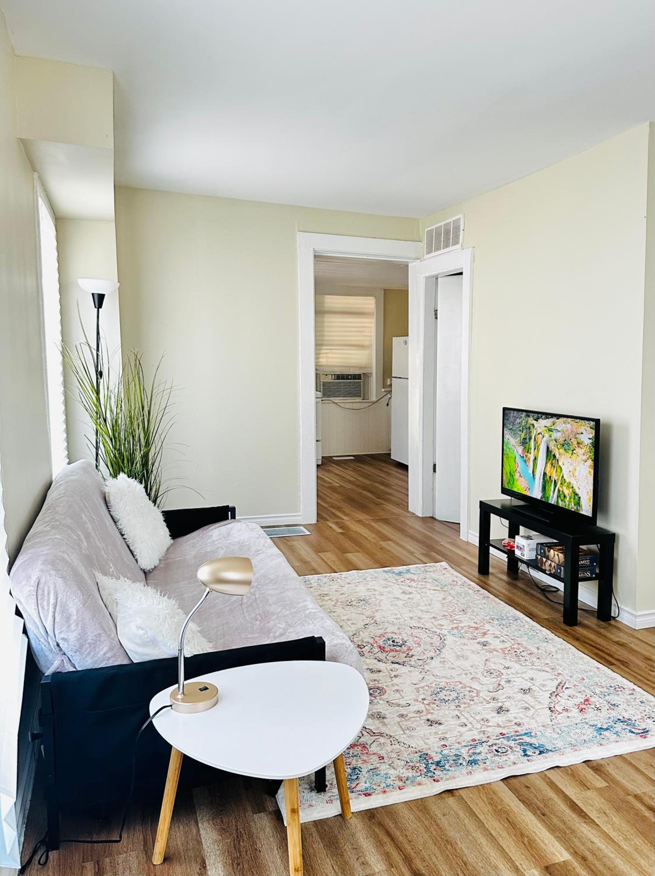 Cozy 2BR House Near Centre with BBQ, Backyard, and Netflix