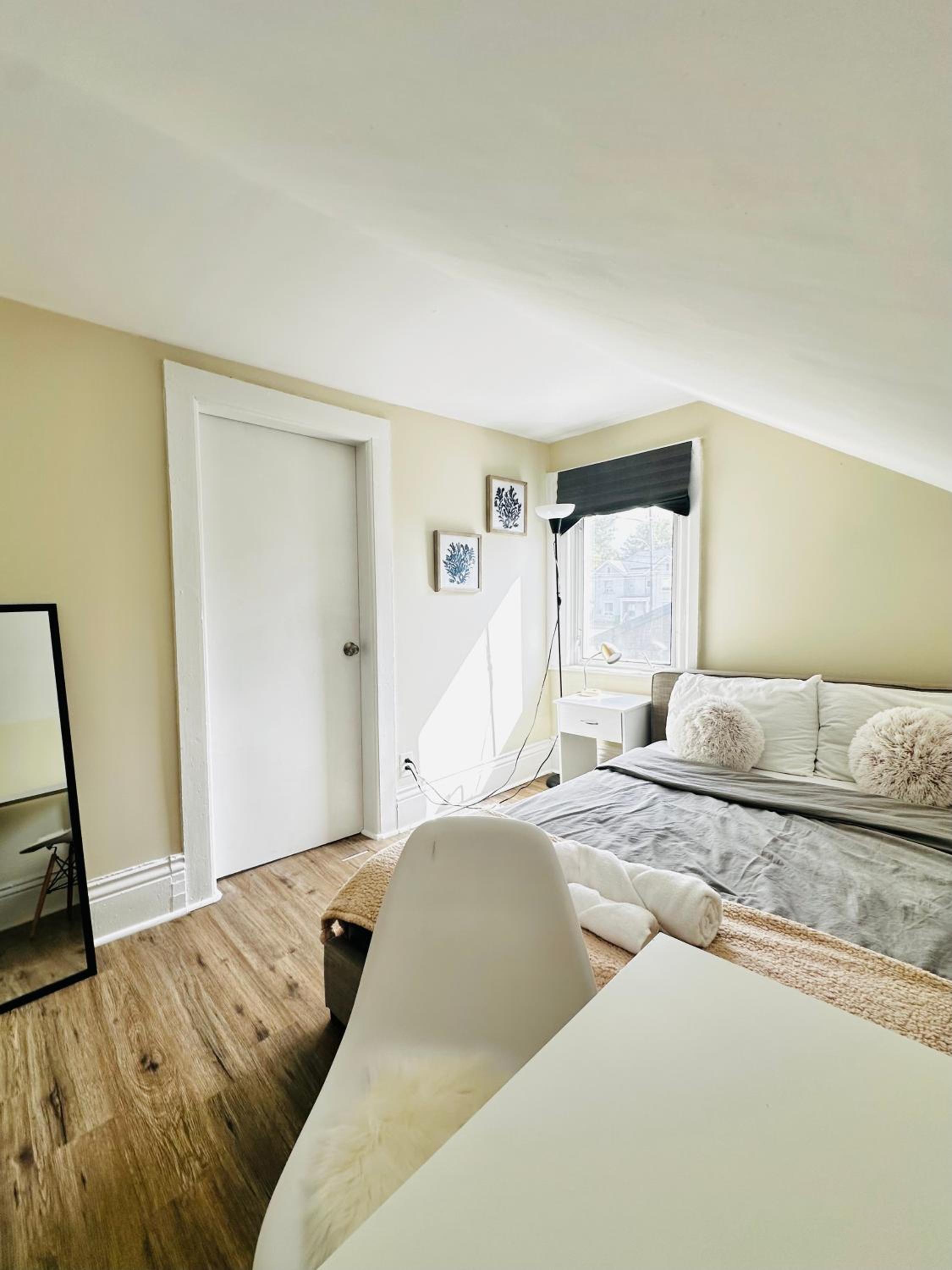 Cozy 2BR House Near Centre with BBQ, Backyard, and Netflix