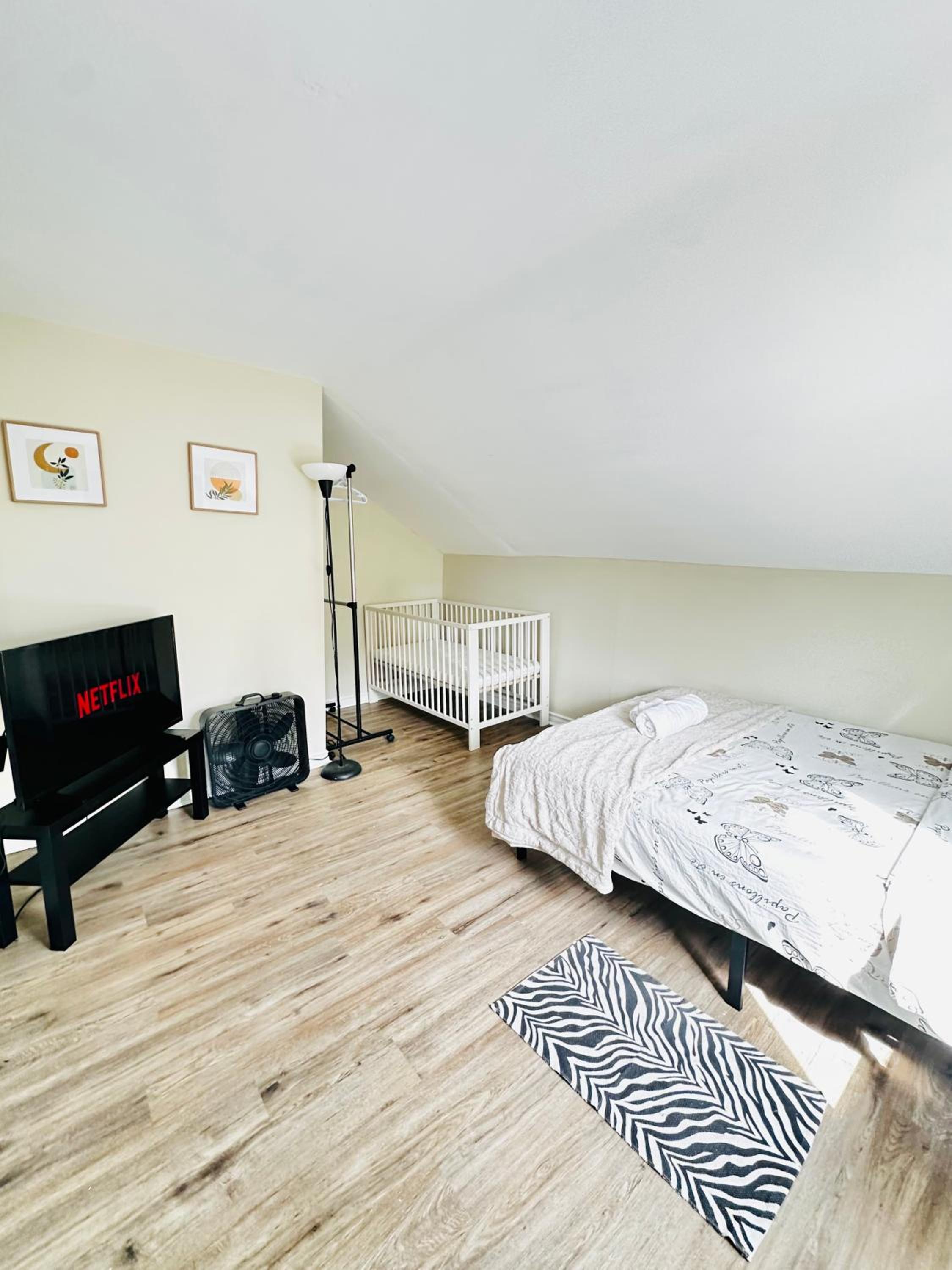Cozy 2BR House Near Centre with BBQ, Backyard, and Netflix