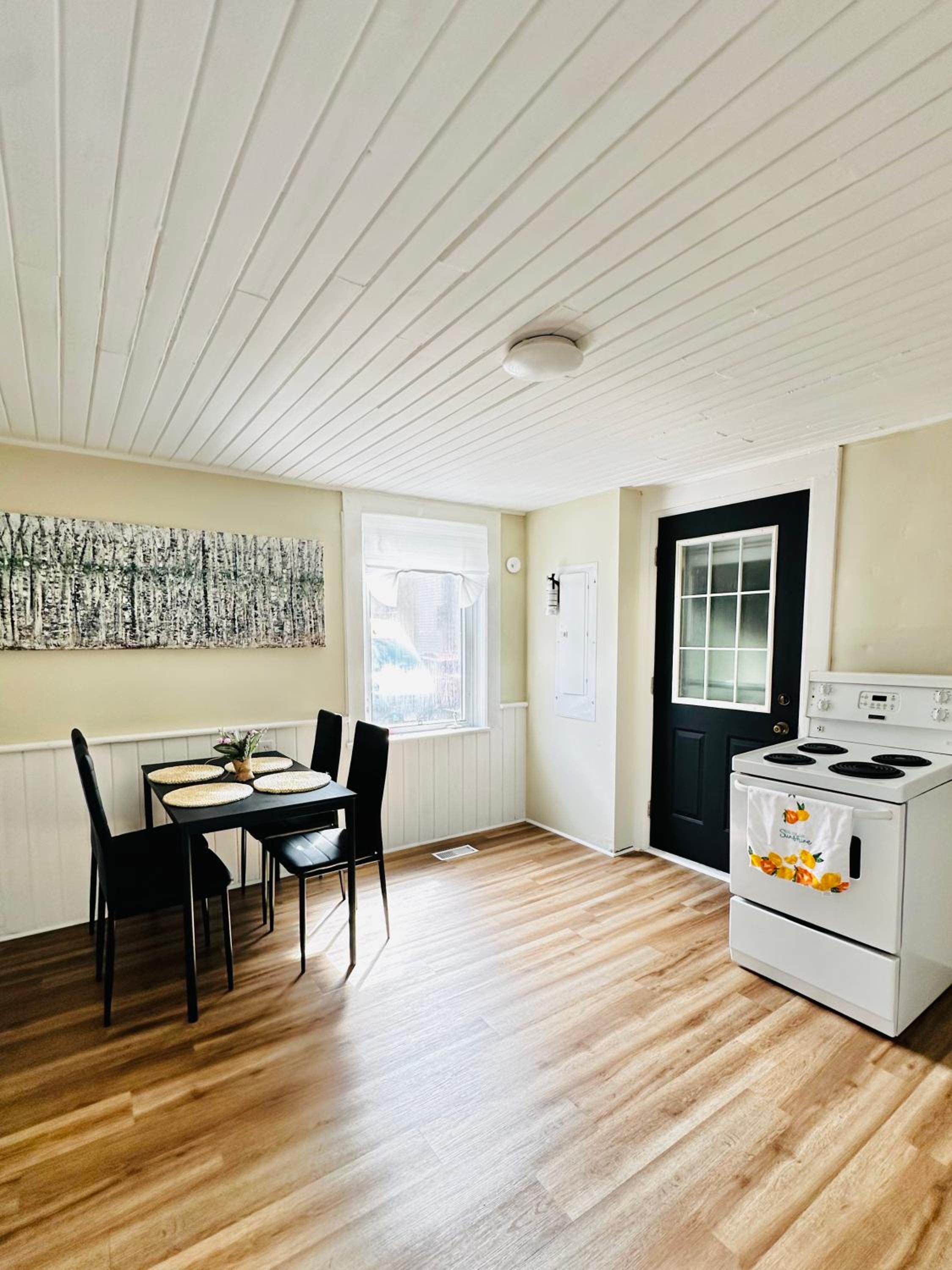 Cozy 2BR House Near Centre with BBQ, Backyard, and Netflix