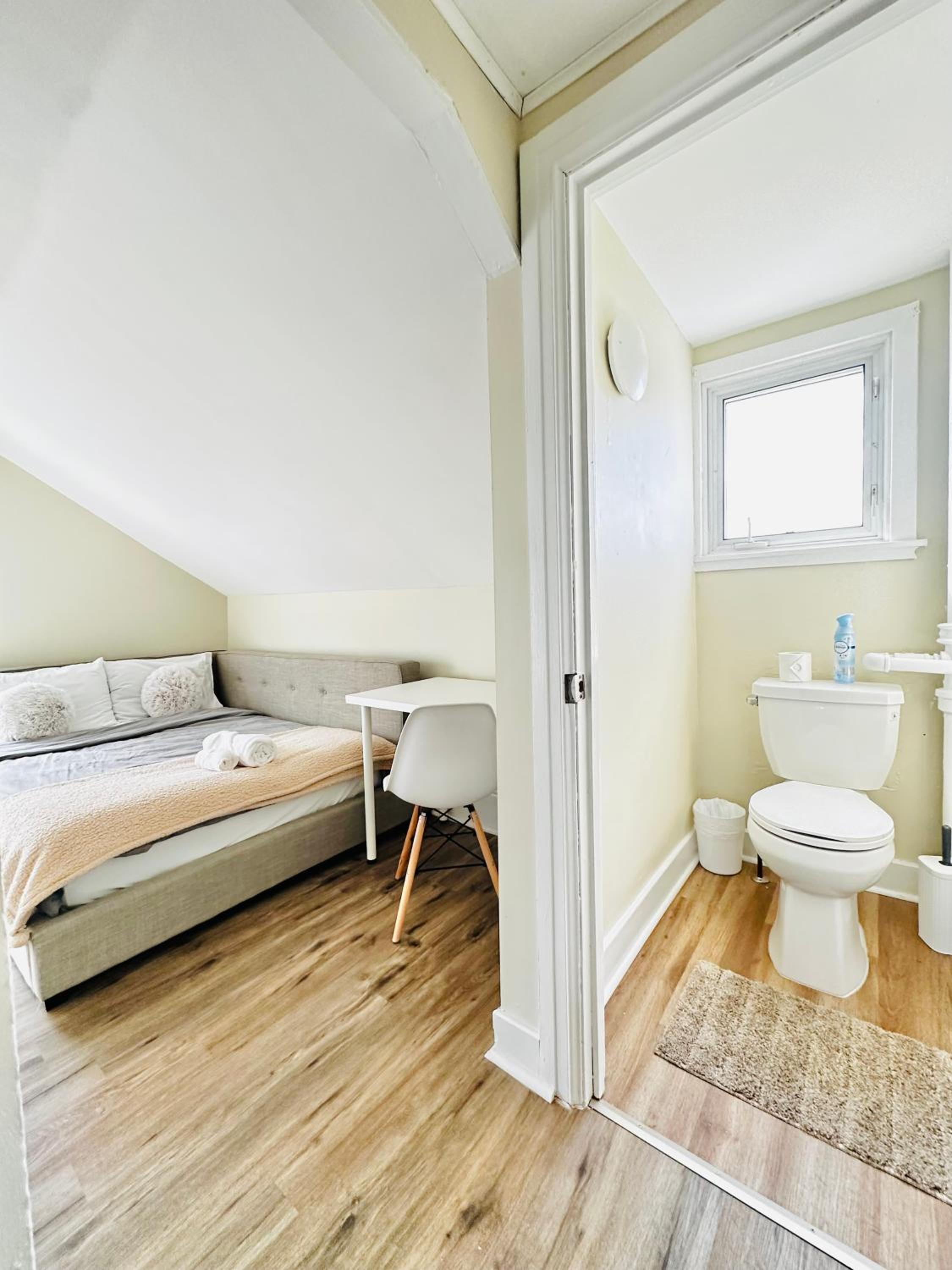Cozy 2BR House Near Centre with BBQ, Backyard, and Netflix