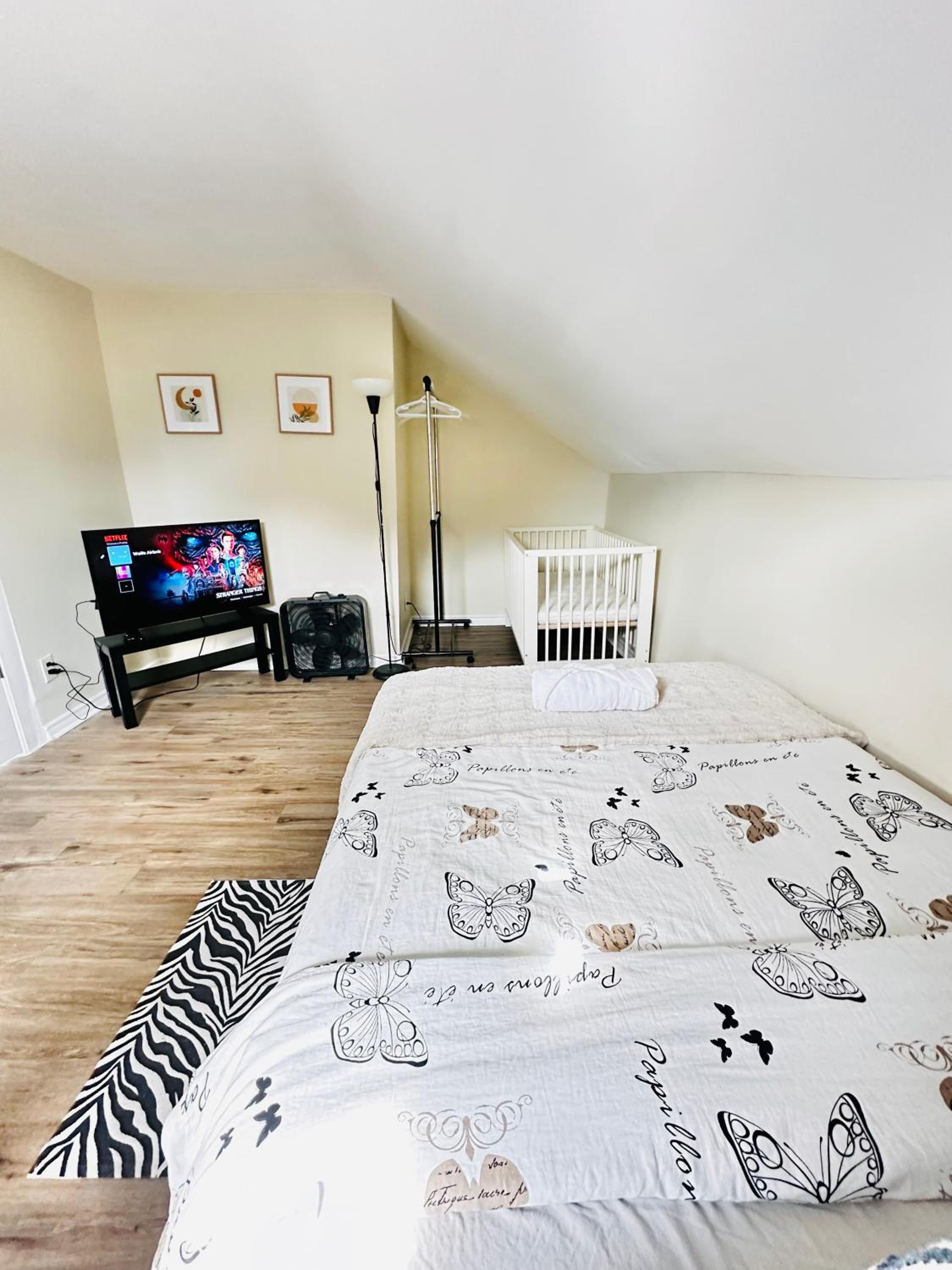 Cozy 2BR House Near Centre with BBQ, Backyard, and Netflix