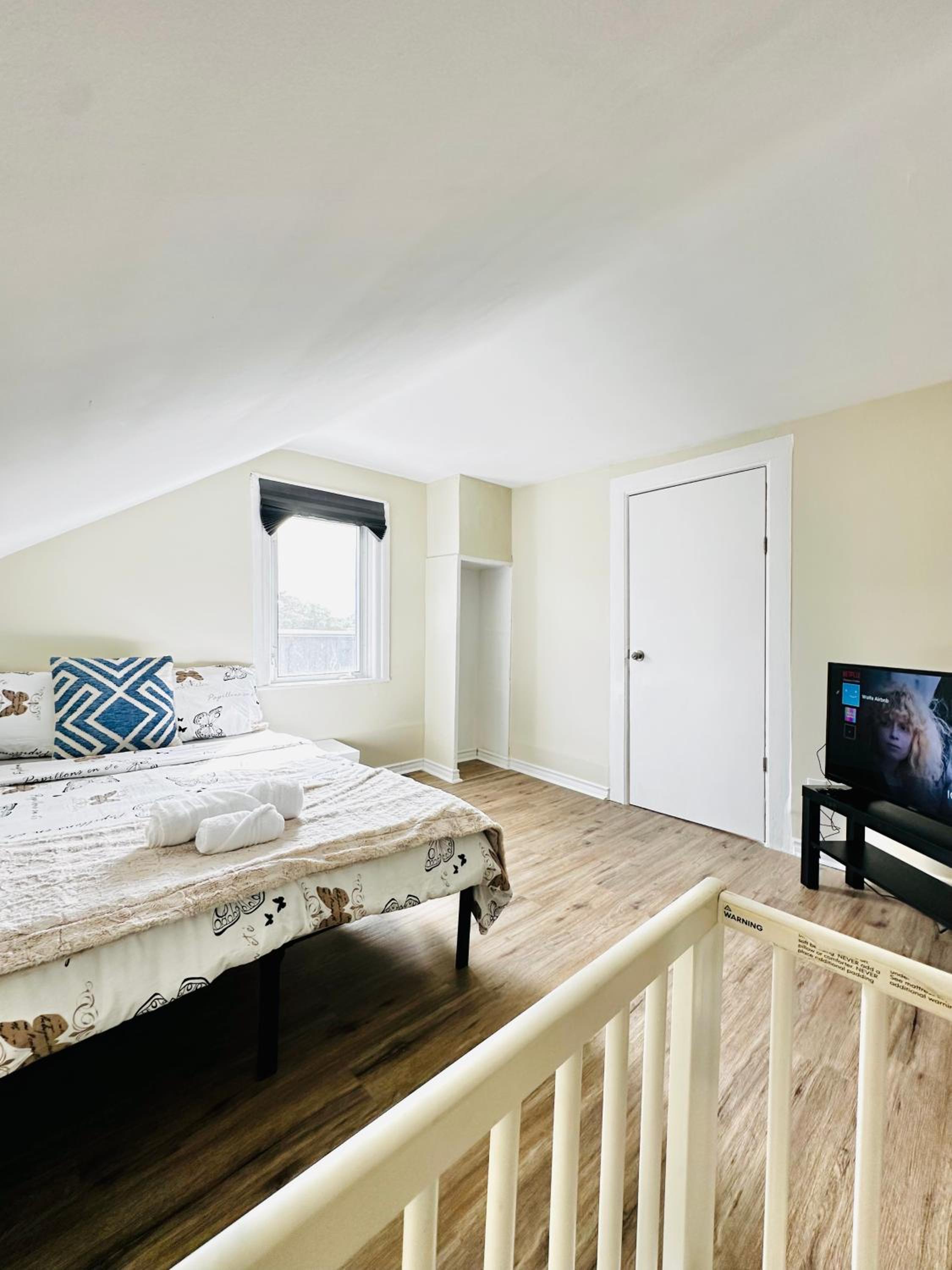 Cozy 2BR House Near Centre with BBQ, Backyard, and Netflix