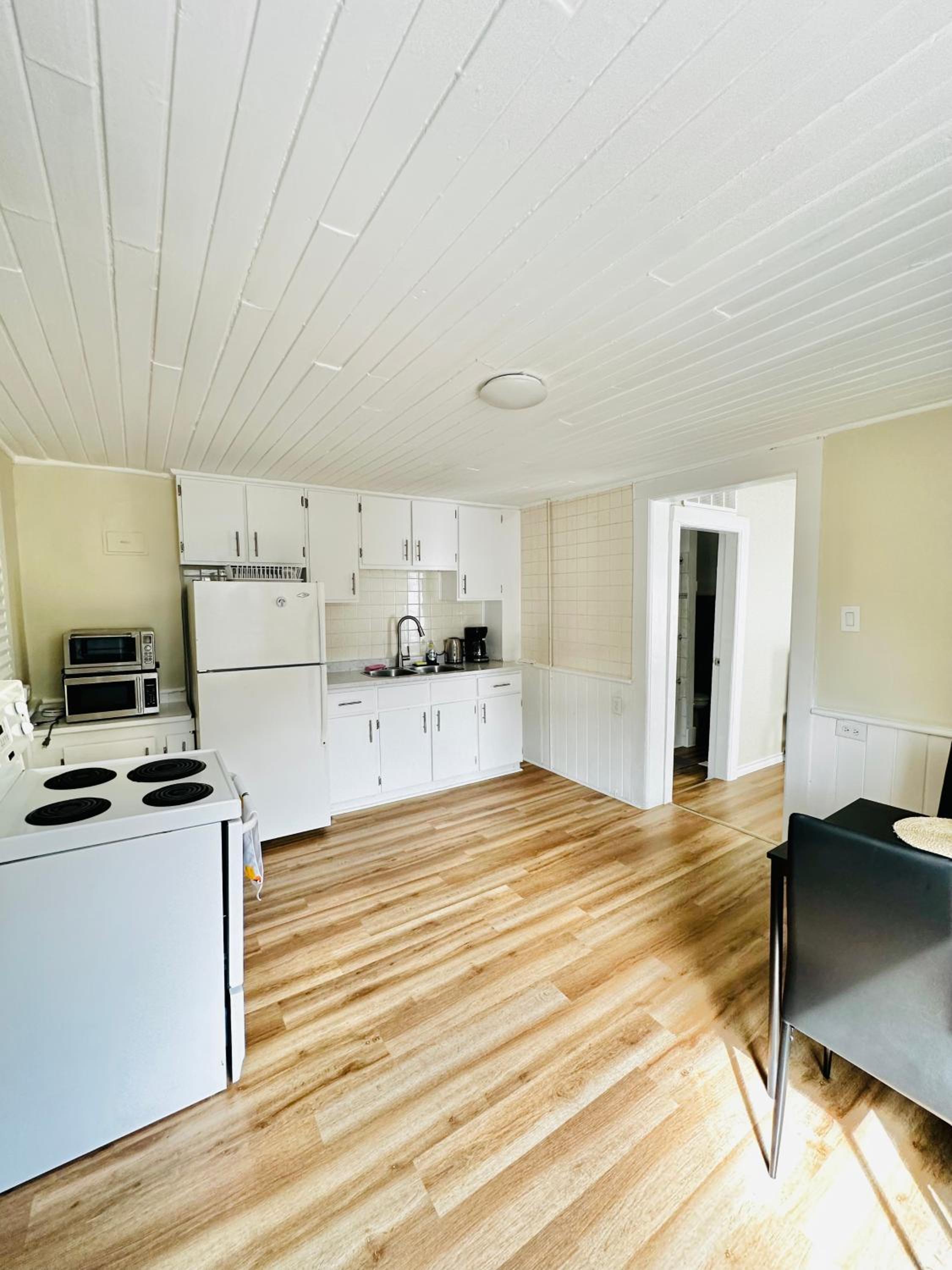 Cozy 2BR House Near Centre with BBQ, Backyard, and Netflix