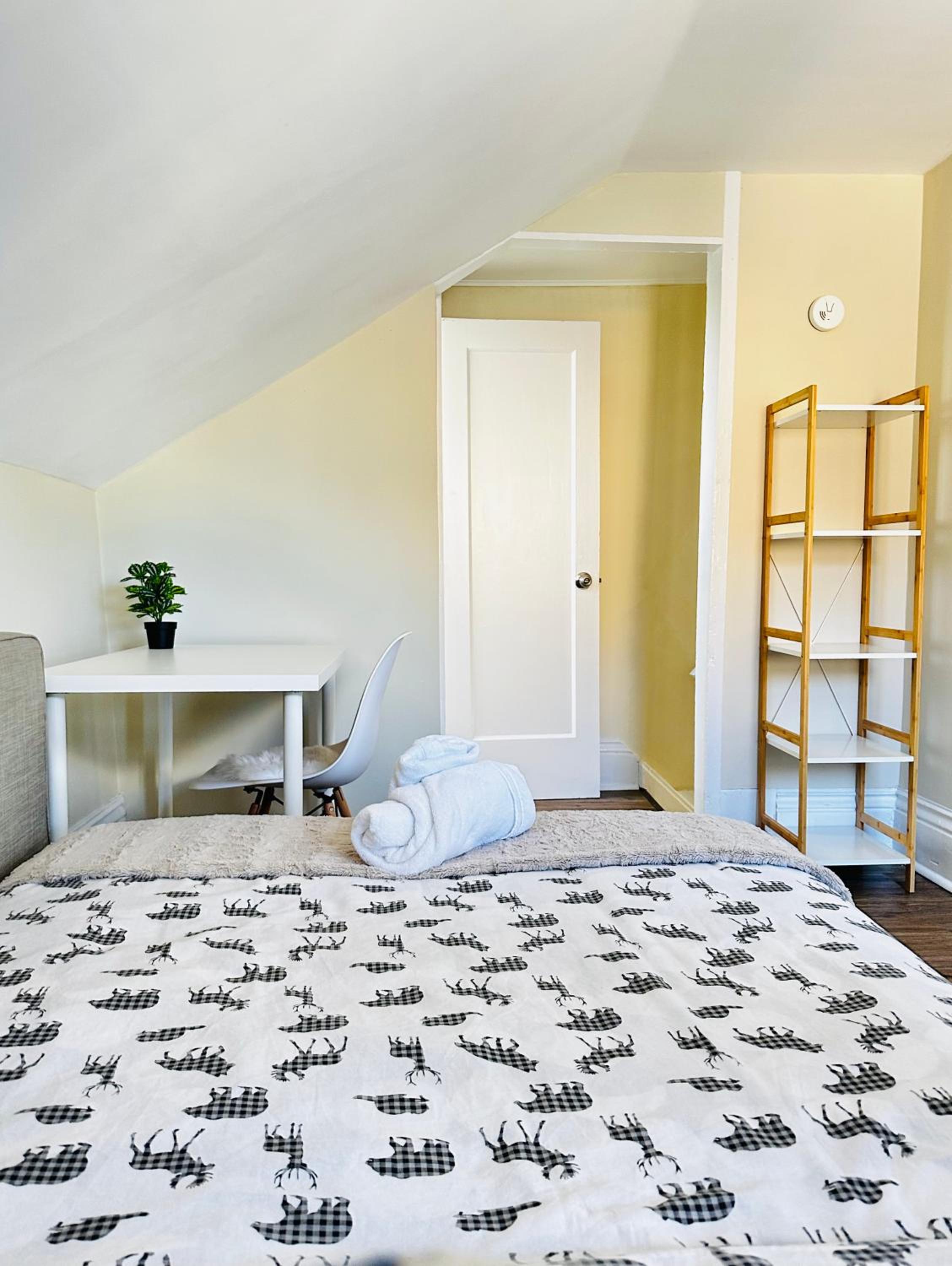Cozy 2BR House Near Centre with BBQ, Backyard, and Netflix