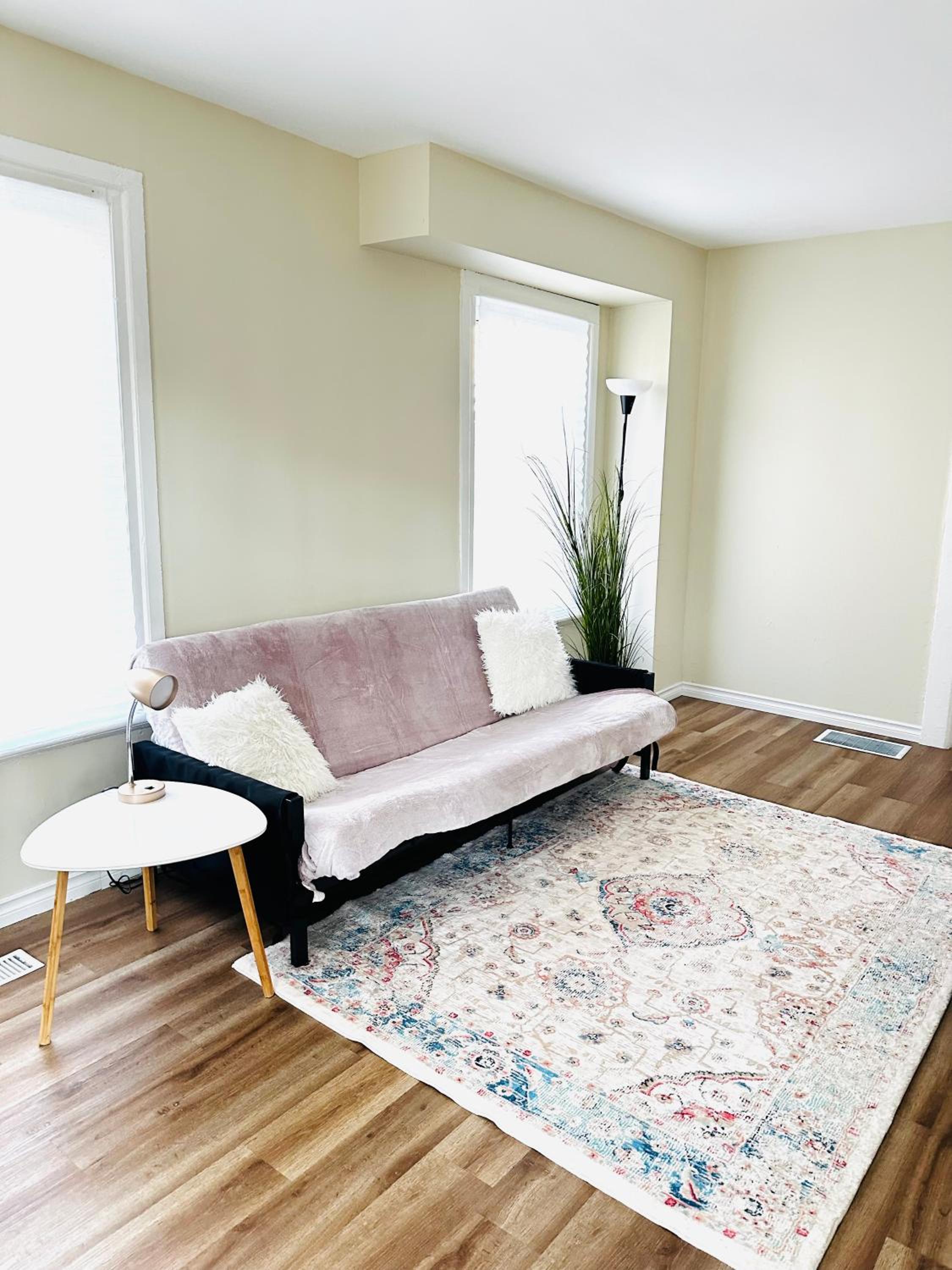 Cozy 2BR House Near Centre with BBQ, Backyard, and Netflix