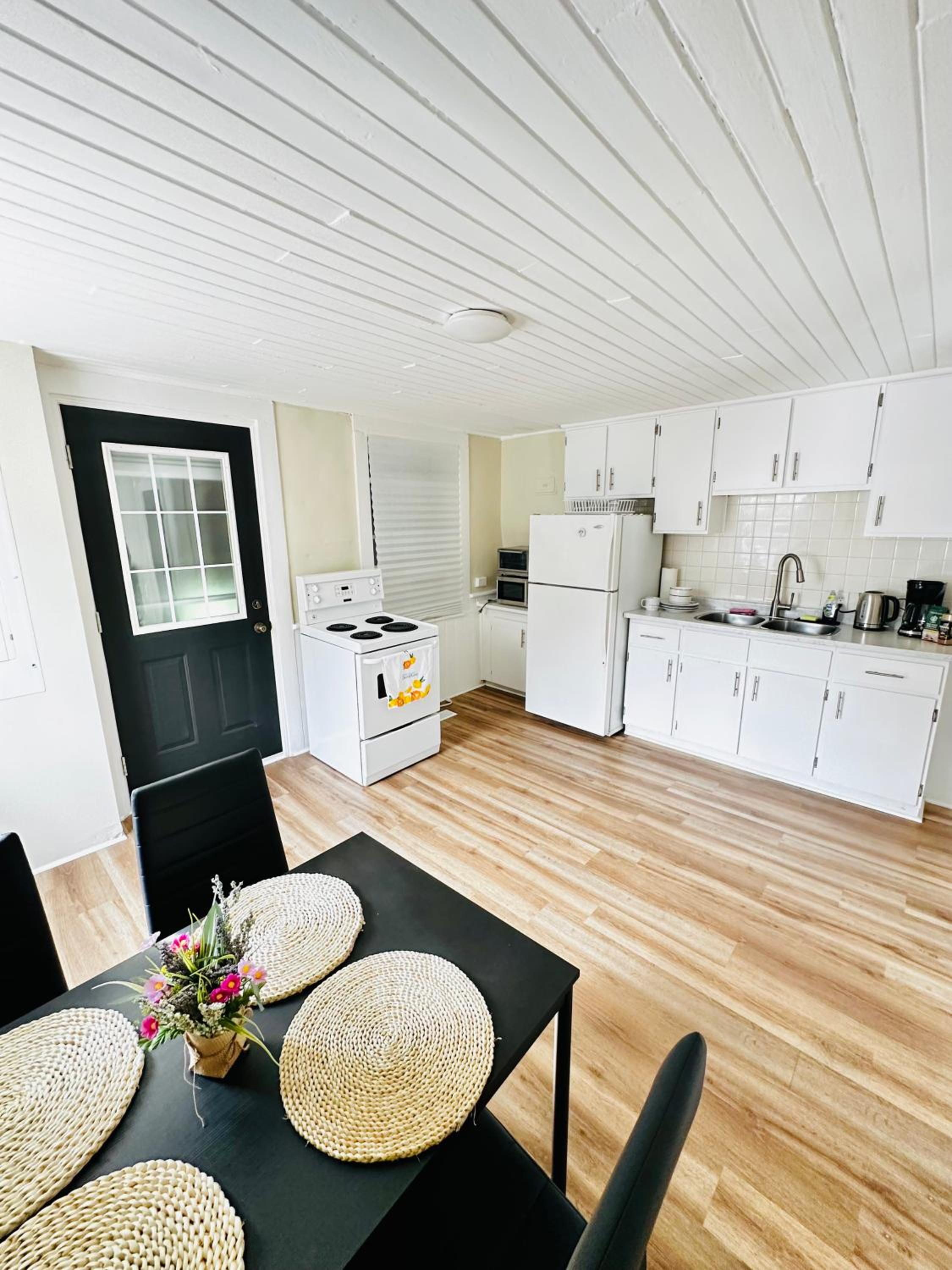 Cozy 2BR House Near Centre with BBQ, Backyard, and Netflix