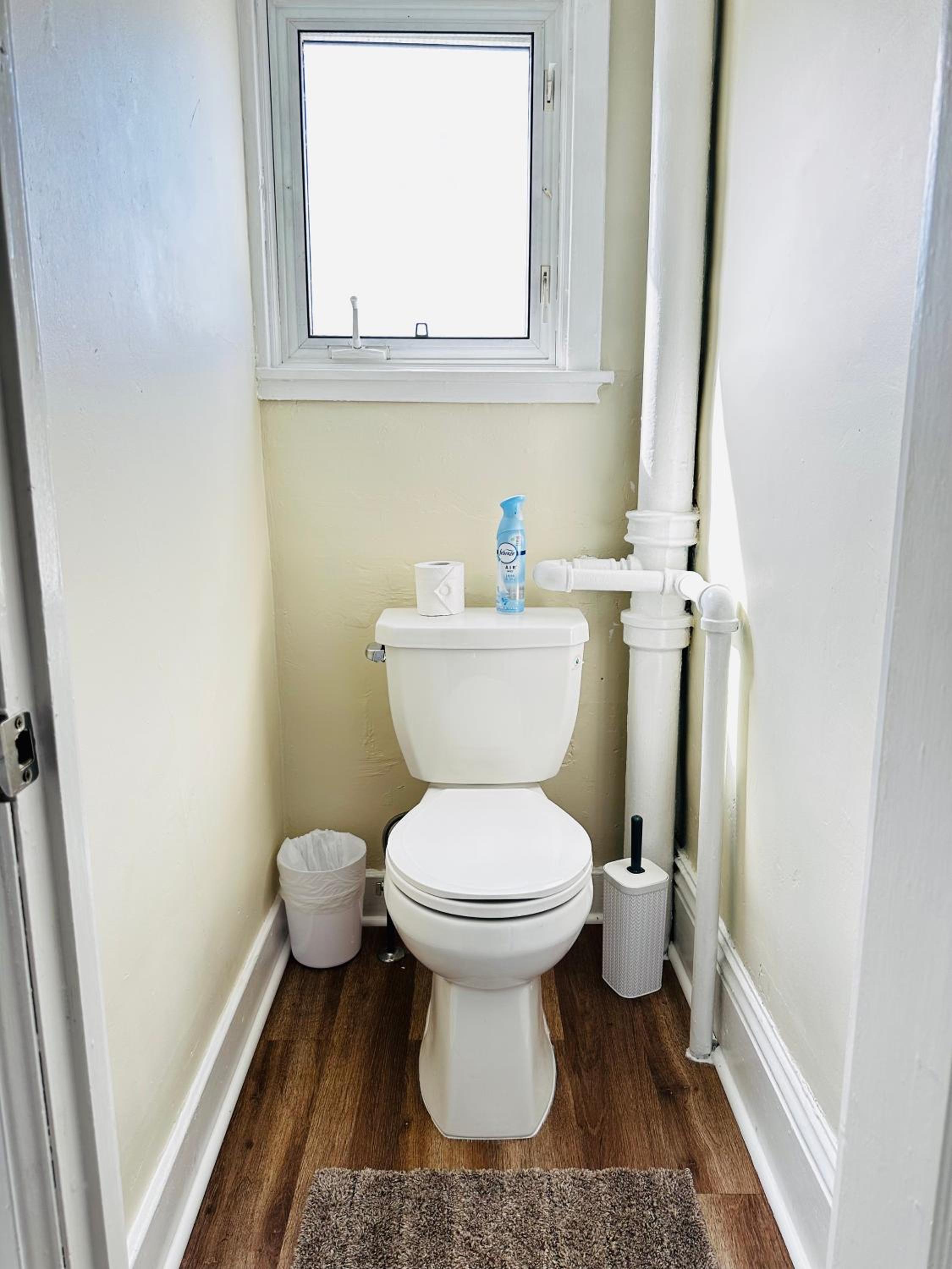 Cozy 2BR House Near Centre with BBQ, Backyard, and Netflix