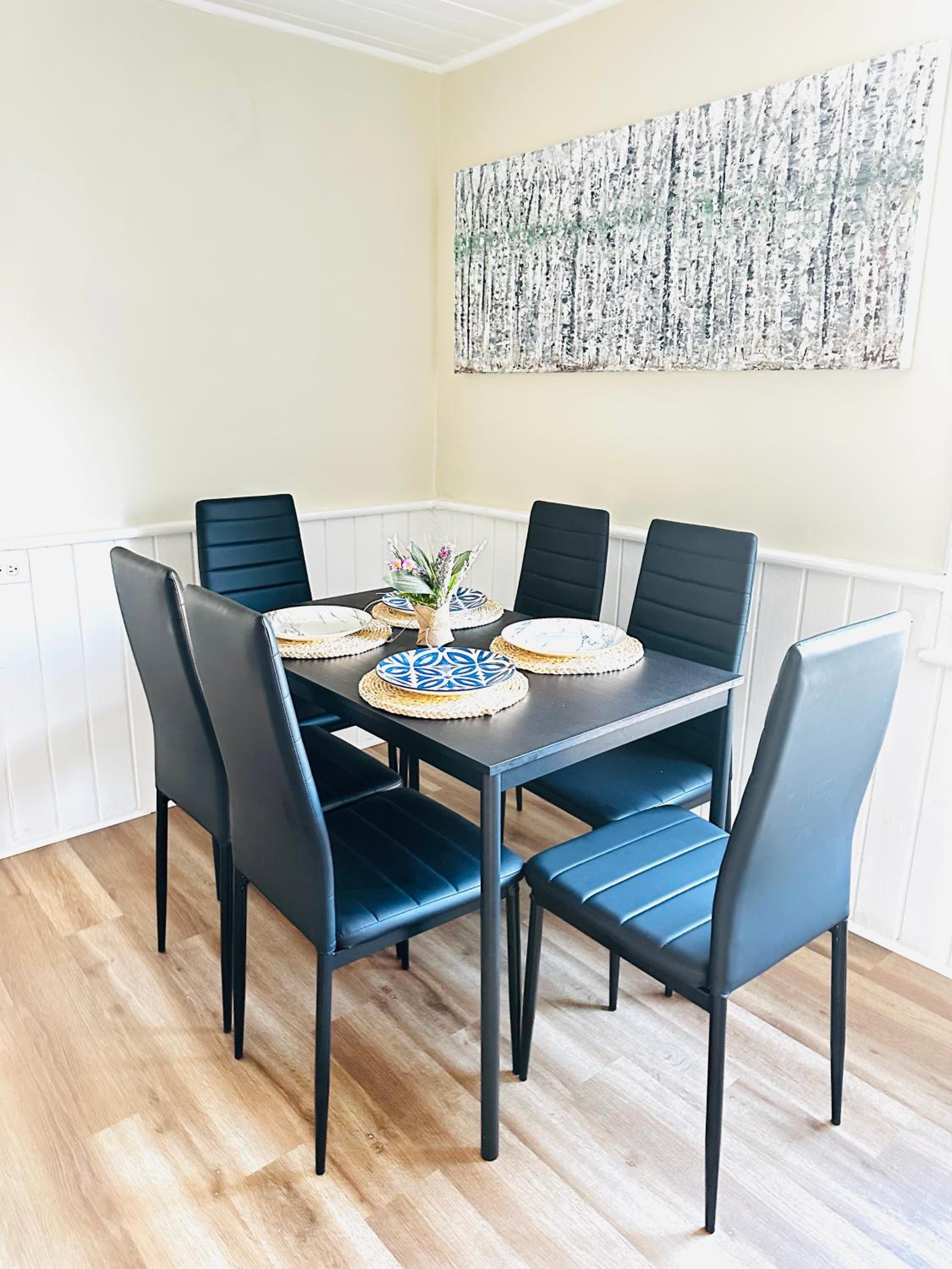 Cozy 2BR House Near Centre with BBQ, Backyard, and Netflix