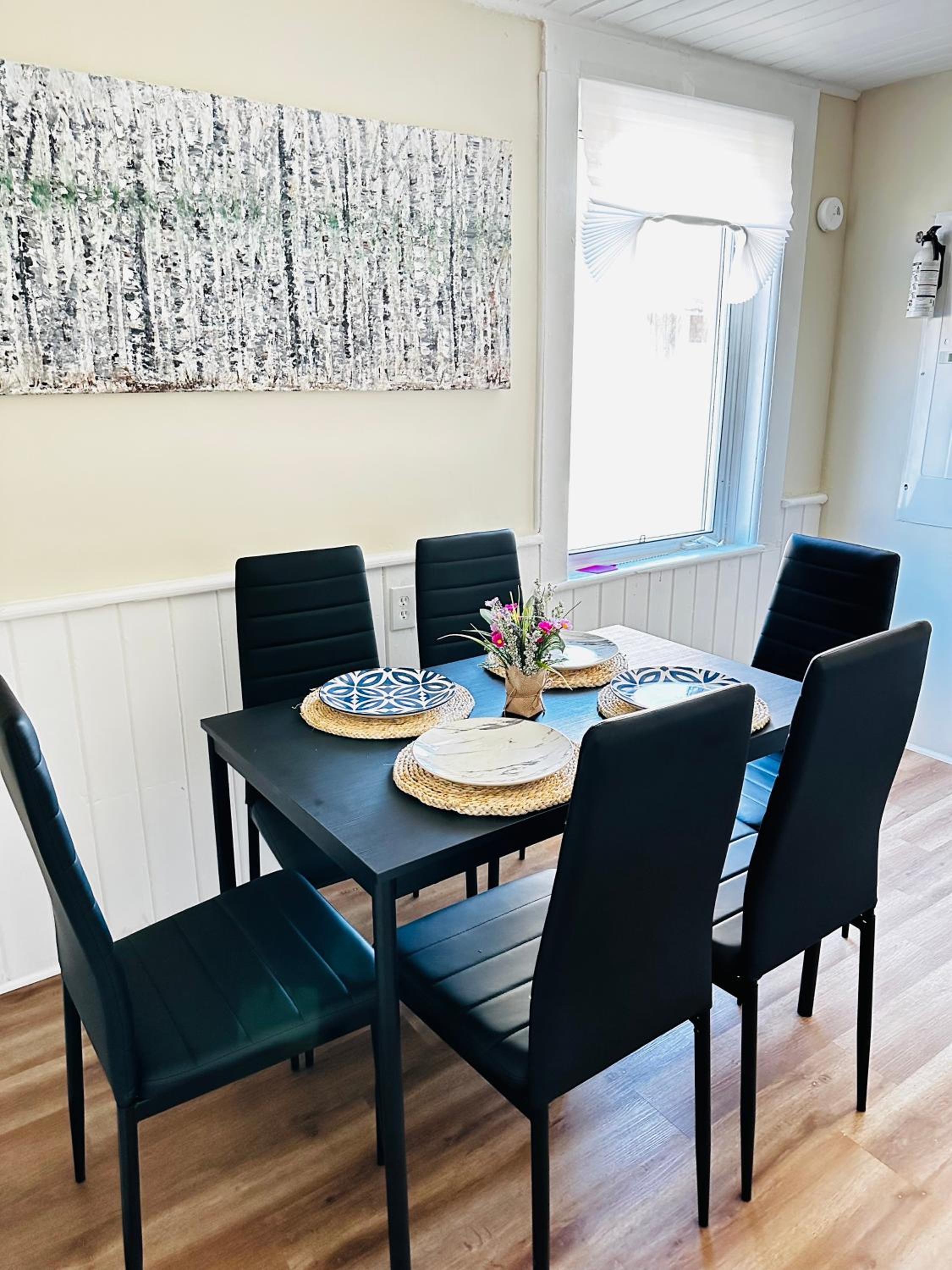 Cozy 2BR House Near Centre with BBQ, Backyard, and Netflix