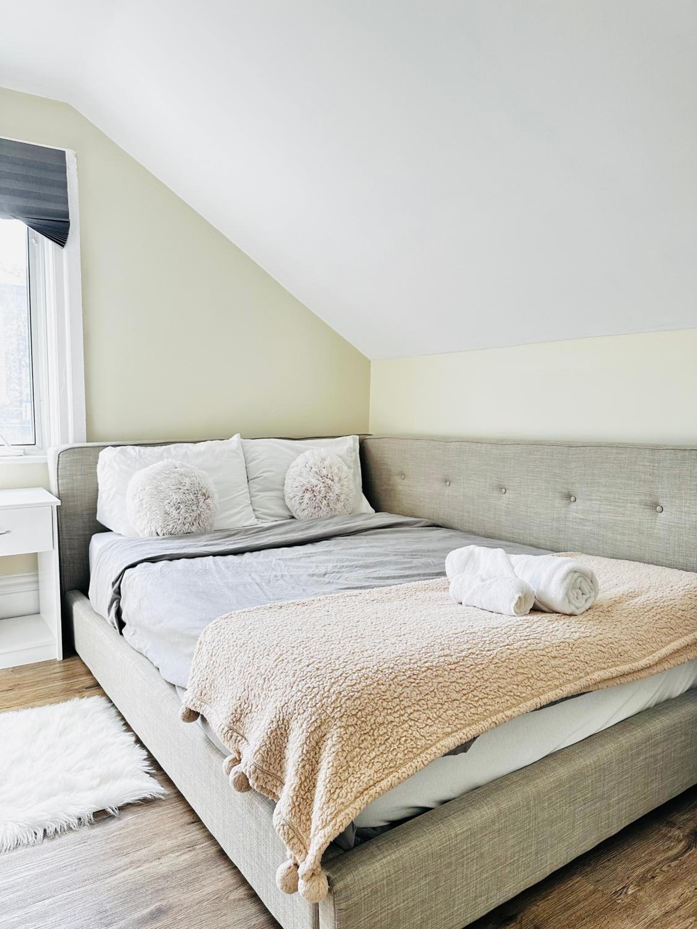 Cozy 2BR House Near Centre with BBQ, Backyard, and Netflix