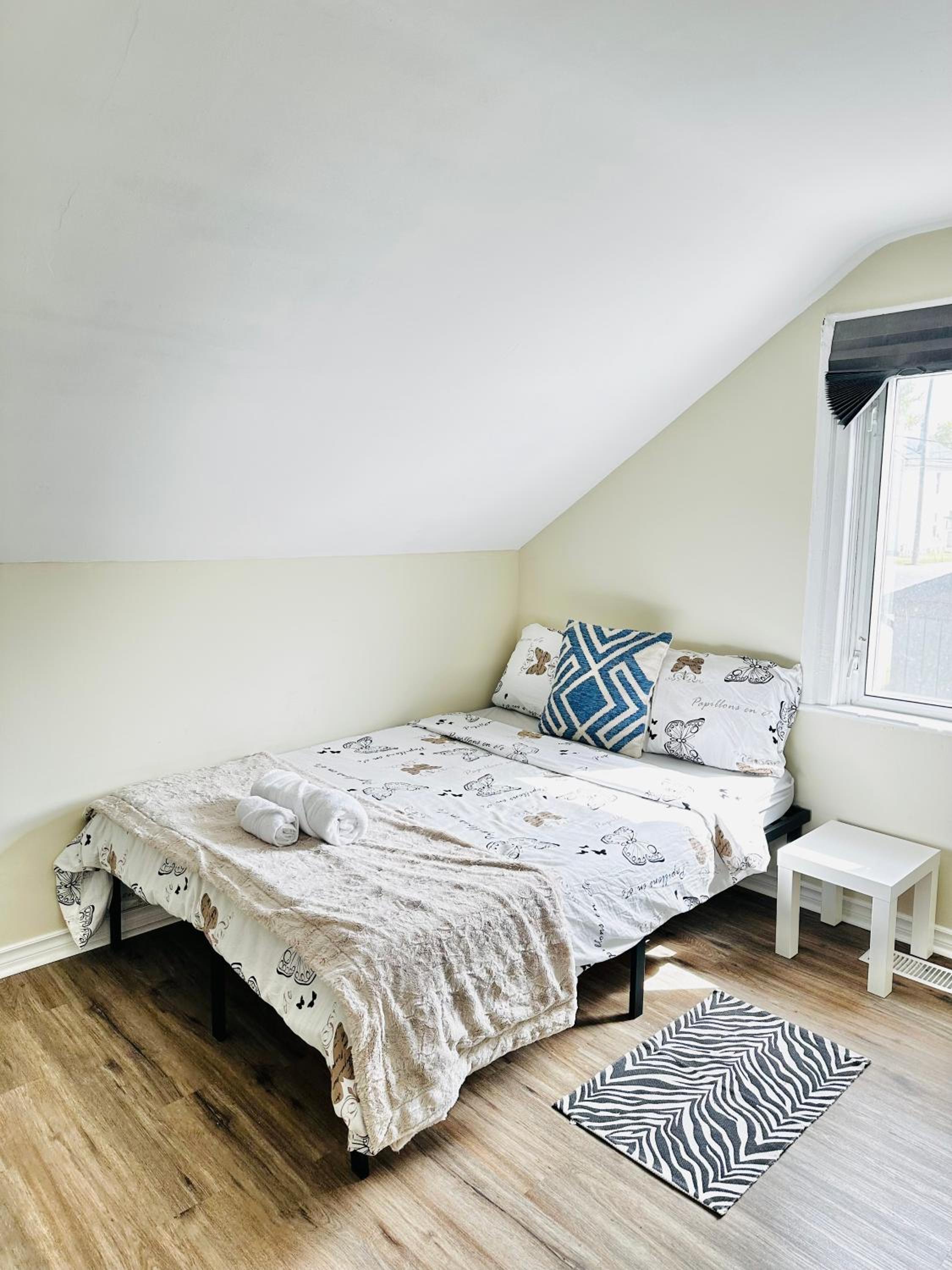 Cozy 2BR House Near Centre with BBQ, Backyard, and Netflix