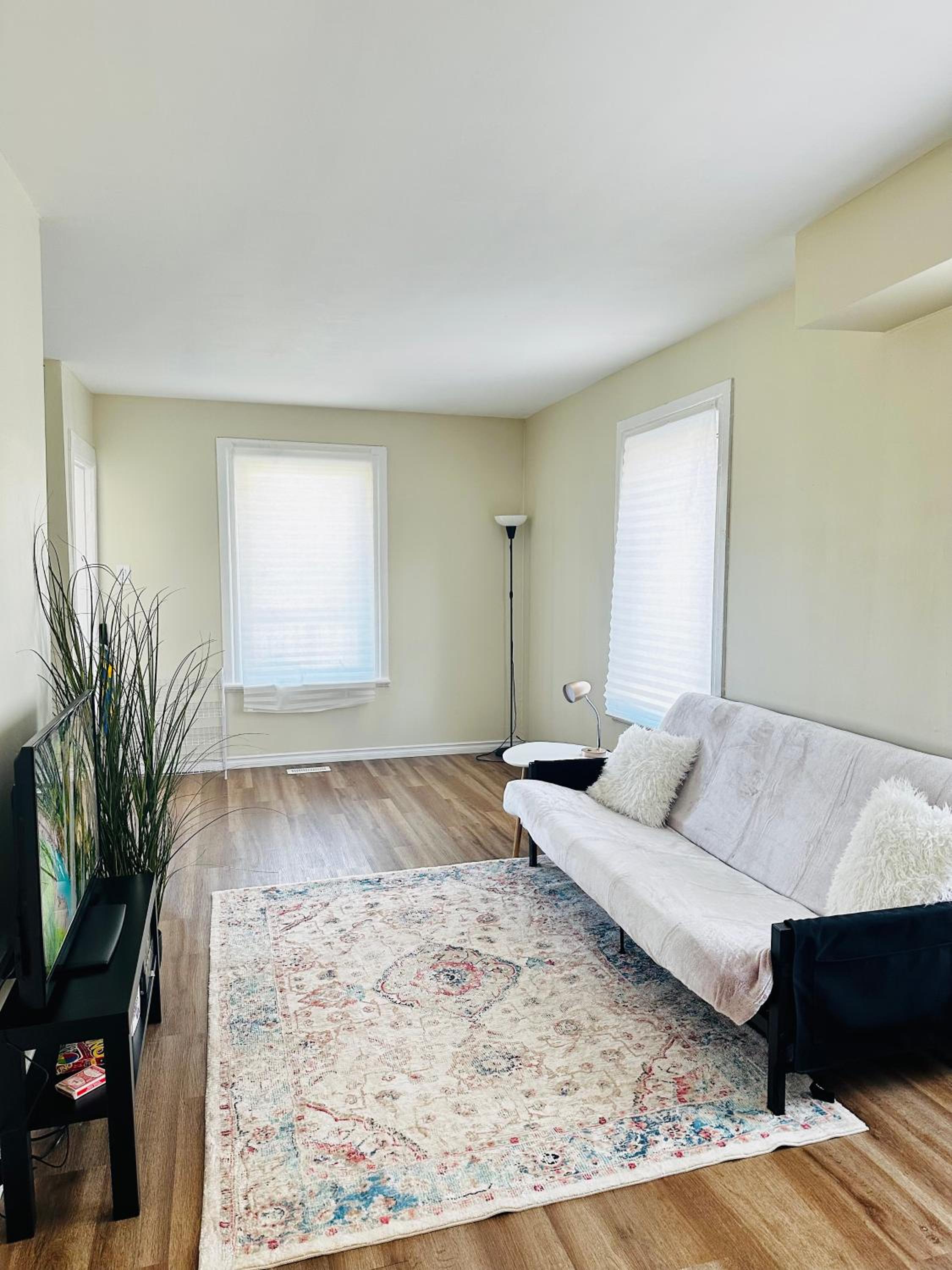 Cozy 2BR House Near Centre with BBQ, Backyard, and Netflix